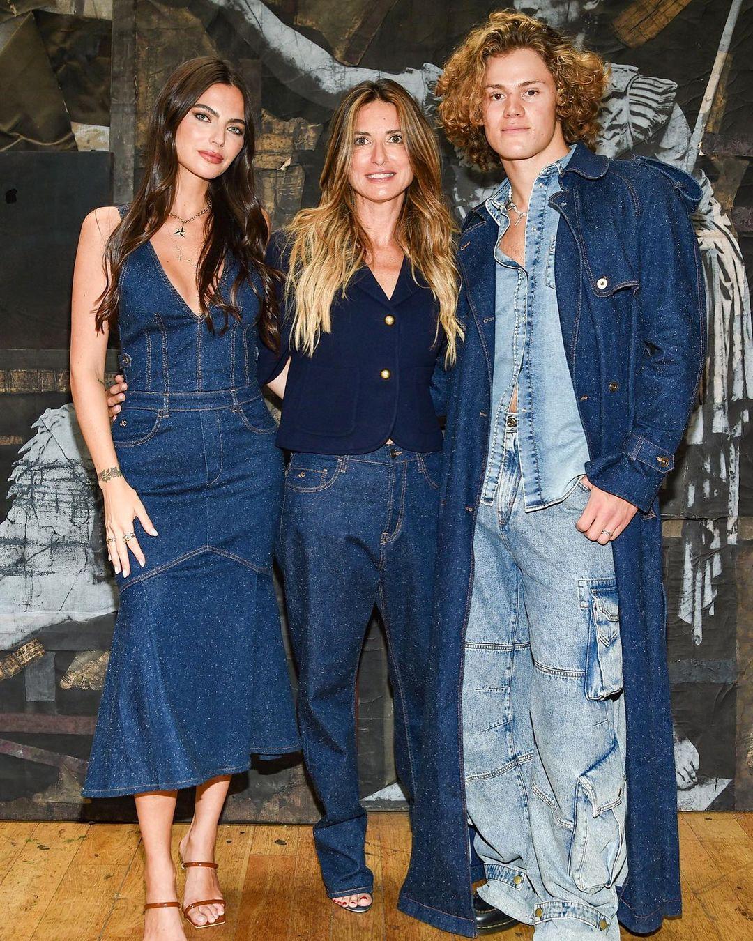Alla settimana della moda: Lucas Brathen era presente durante la settimana della moda di Milano, dove era allo stesso spettacolo di Kelly Pique (TV).  Nel mezzo c'è Jennifer Bardell di Jacob Cohen.