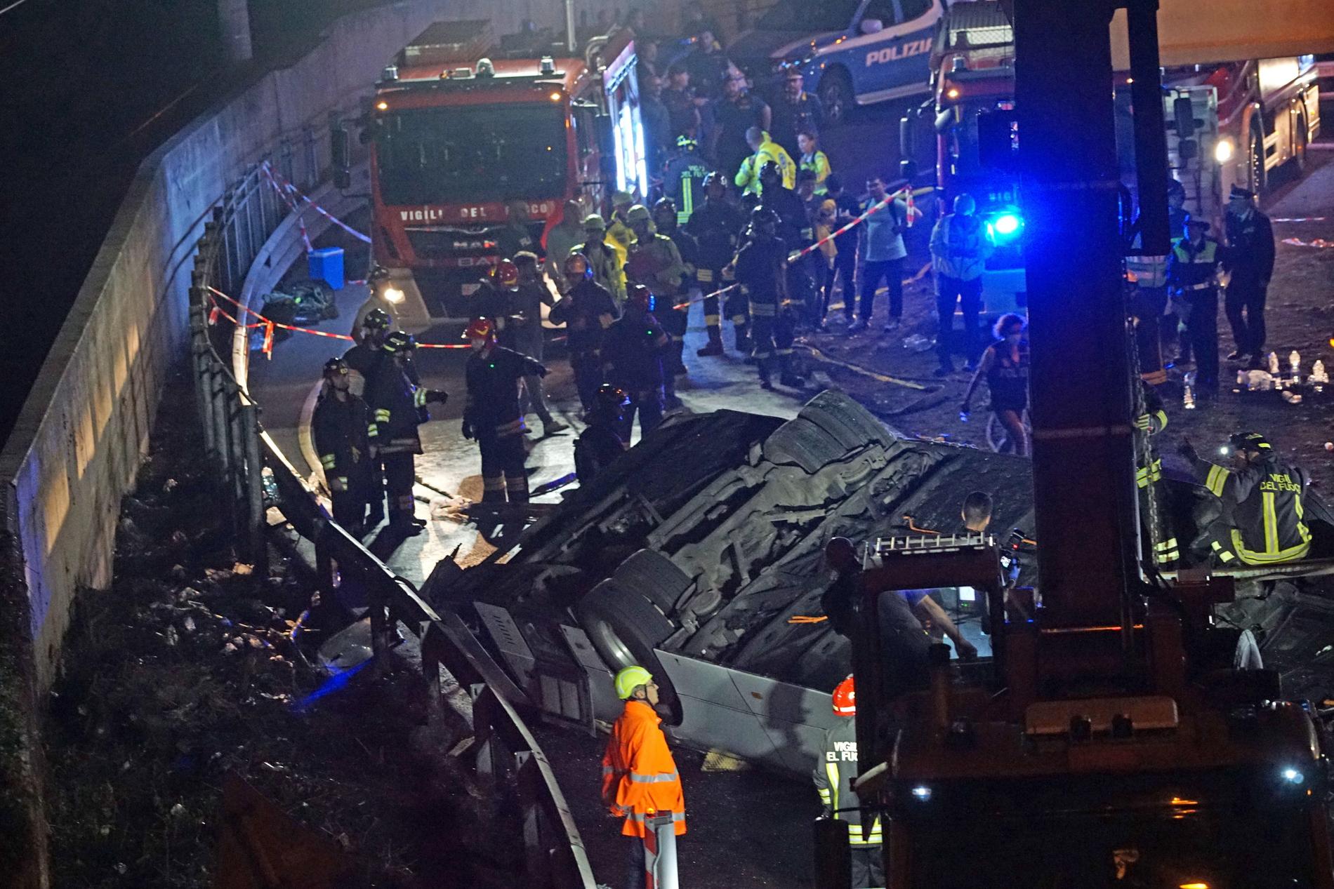 Scene potenti: i servizi di emergenza hanno lavorato violentemente martedì sera nel luogo in cui l'autobus usciva dal ponte. 