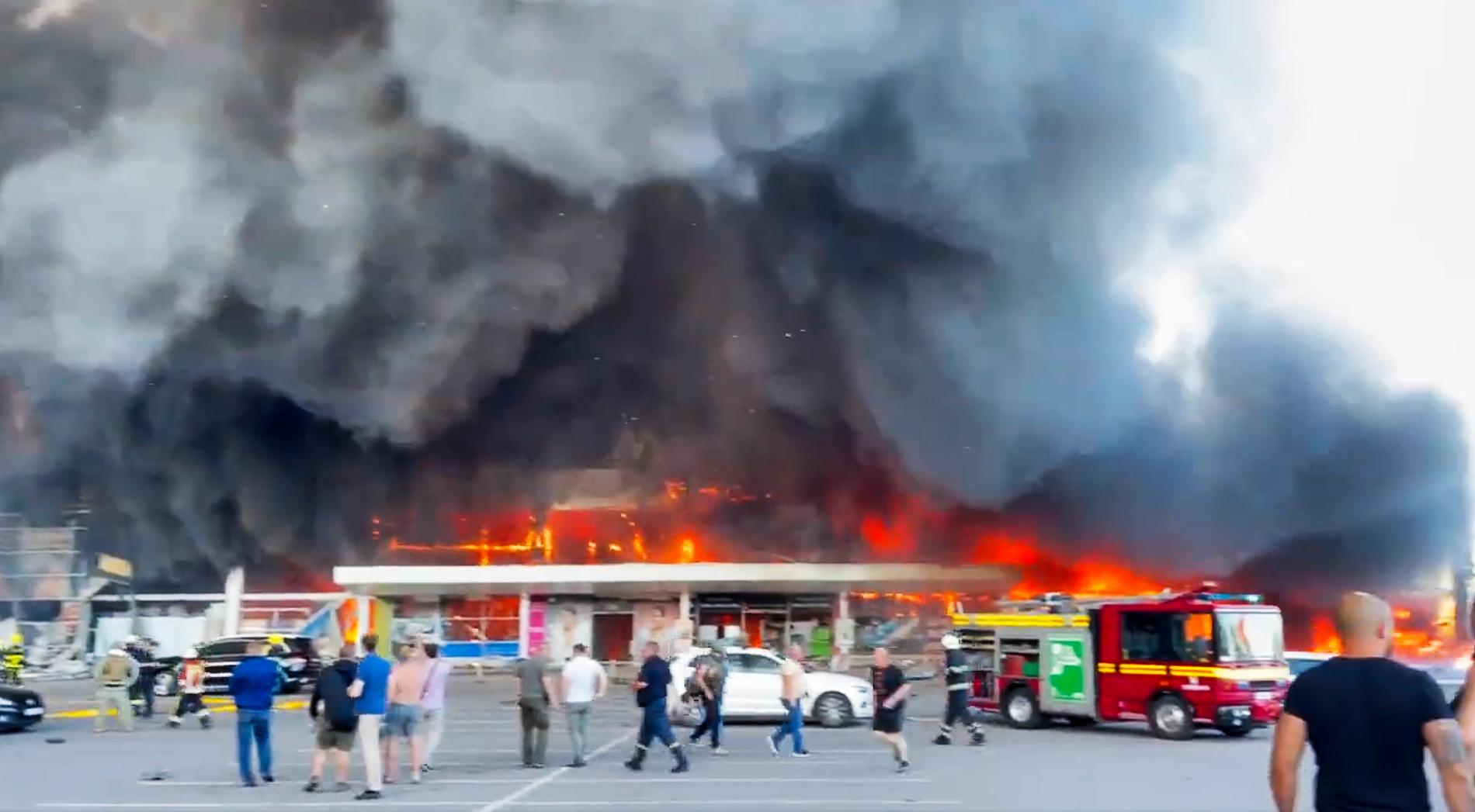 Sale il bilancio delle vittime dopo l’attacco al centro commerciale in Ucraina – VG