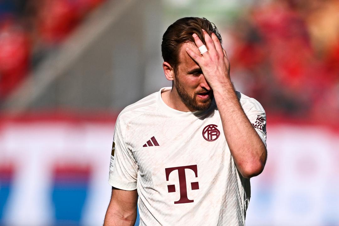 L'allenatore del Bayern Max Eberl spara ai giocatori dopo un'altra fuga del difensore Thomas Tuchel