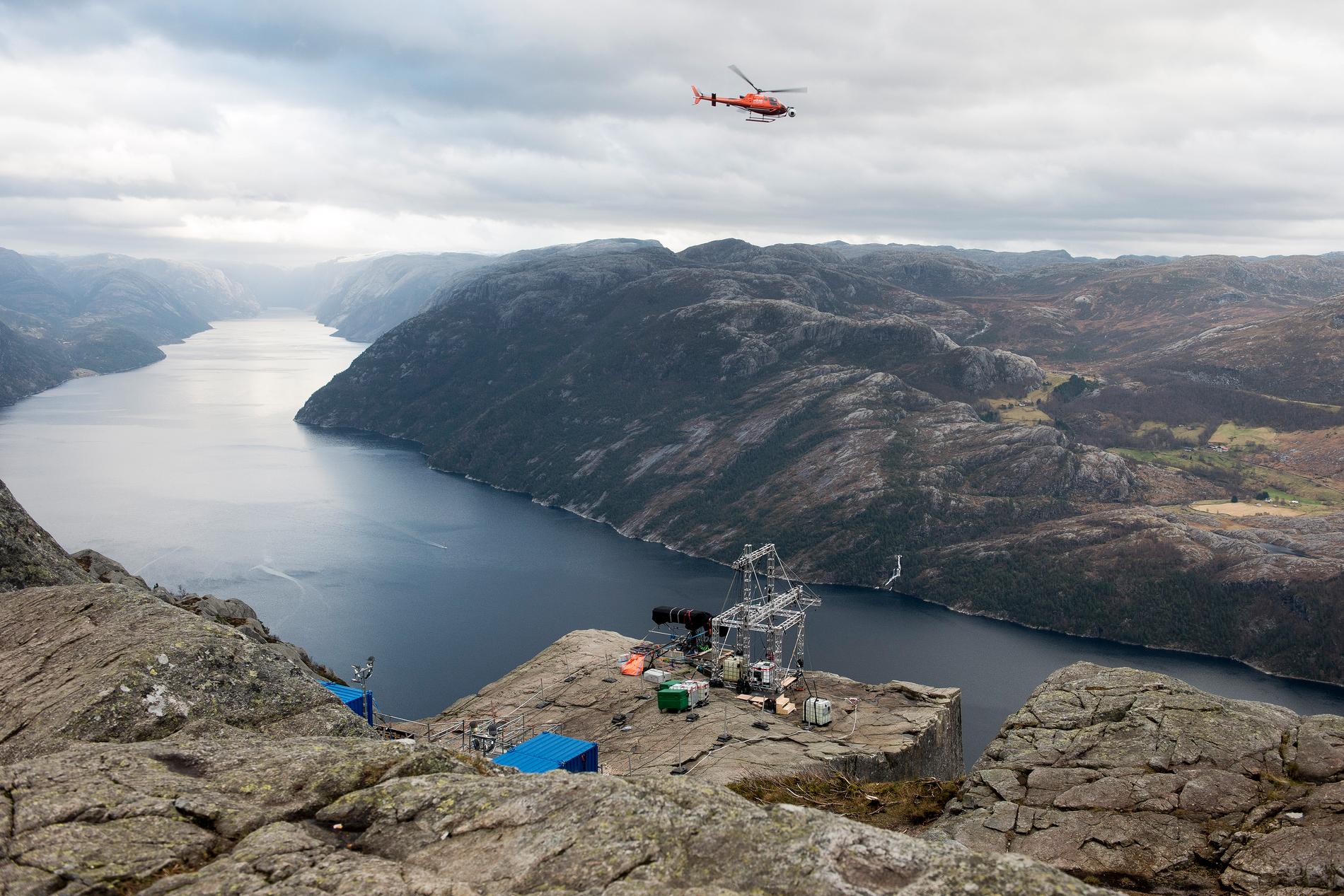 STAR VISIT: There was no shortage of helicopter activity in Preikestolen in the fall of 2017, certainly not for sightseeing but for the filming of the film Mission Impossible, with Tom Cruise in the lead. 