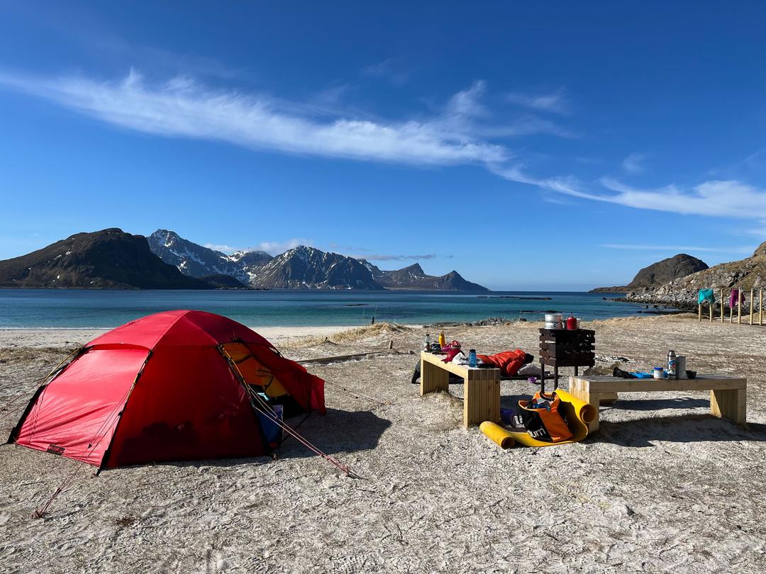 Turister kaster søppel og gjør fra seg i hager – vil ha regjeringen på banen: – Skuffelse