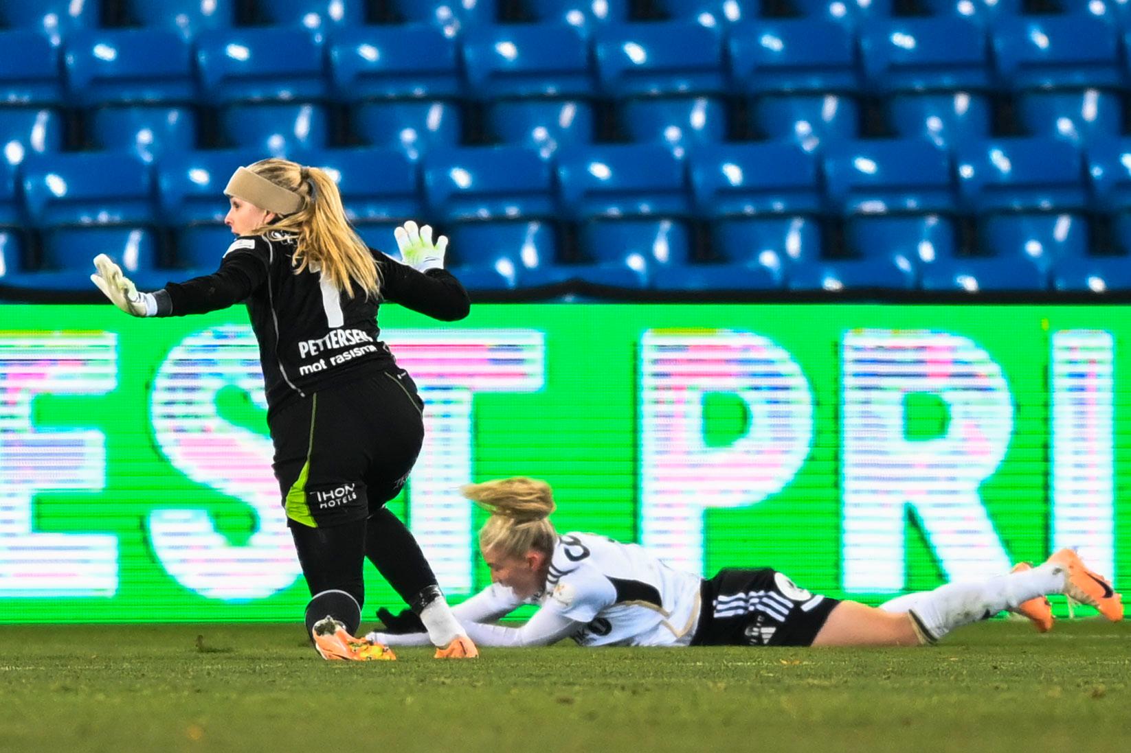 Rigore: Juru Petersen ha commesso fallo su Emily Nutnes e al Rosenborg è stato concesso un rigore.  Quest'ultimo è rimasto sorridente sull'erba dopo la decisione.