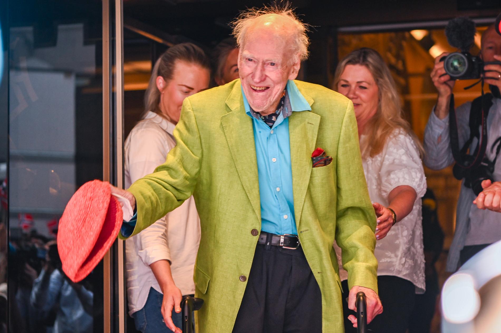 Olav Thon vinket med den karakteristiske røde lua under 100-årsfeiringen 30. juni. 