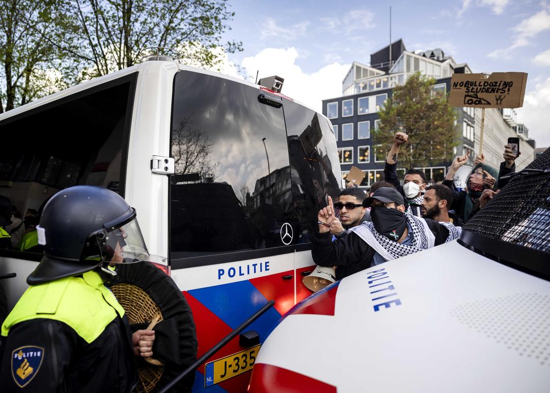 Violents affrontements entre policiers et étudiants manifestants à Amsterdam