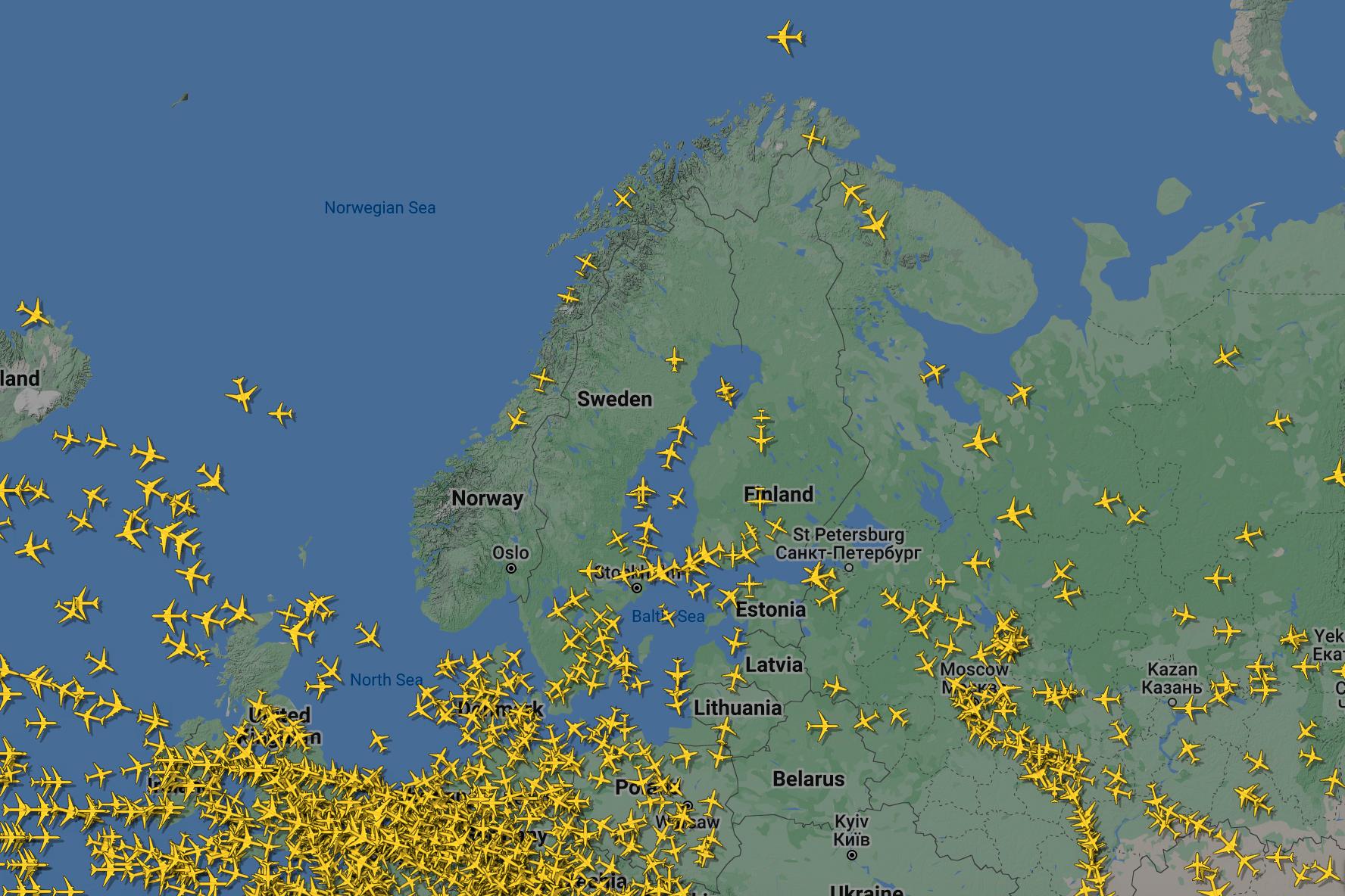 Et skjermbilde fra flyovervåkingstjenesten Flightradar torsdag morgen viser kontrasten mellom flytrafikken i Norge og resten av Europa. 