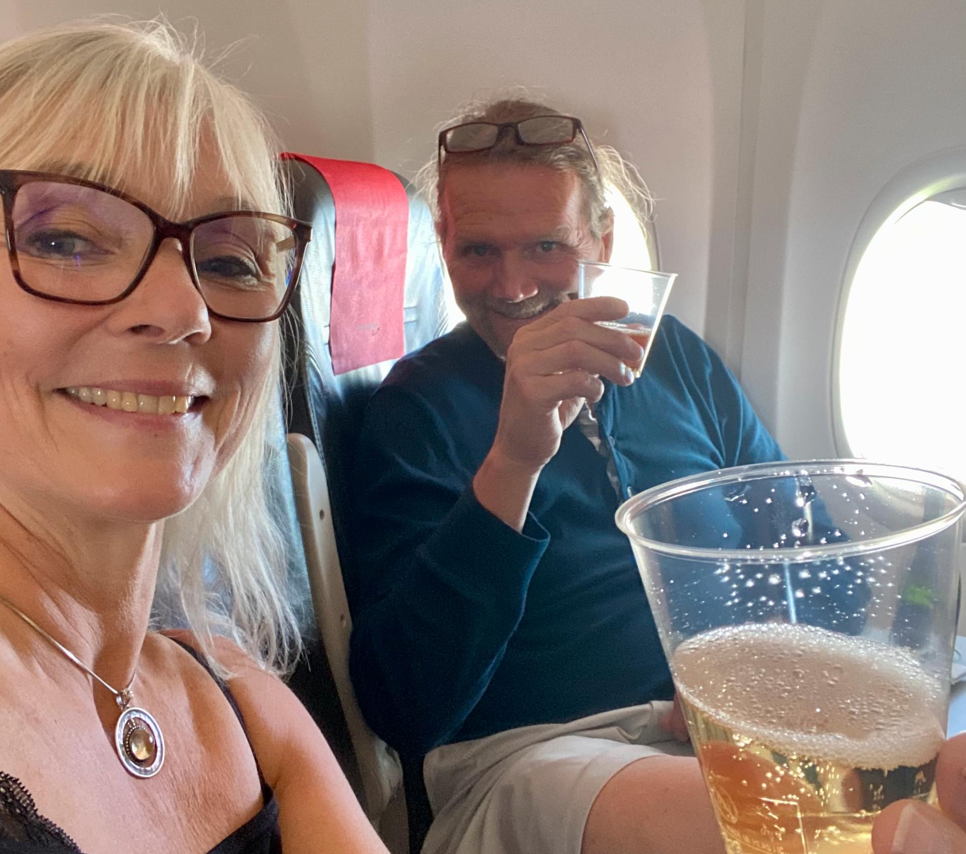 VOYAGE DE VACANCES AU PORTUGAL : Le couple amoureux norvégien Espen Knudsen (65 ans) et suédois Turid Selbekk (61 ans) a célébré avec du champagne dans l'avion en route vers le Portugal. 