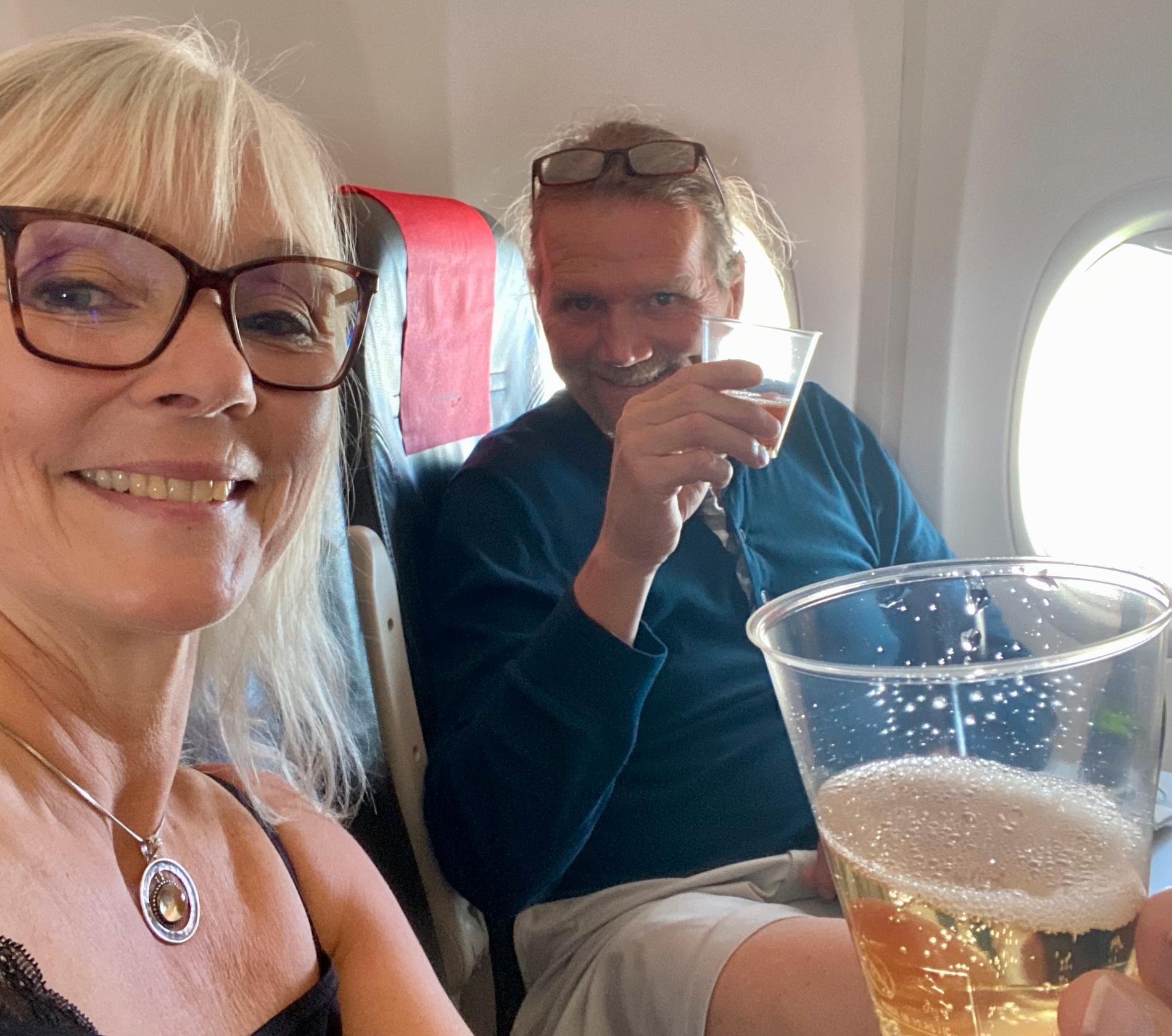 Holiday trip to Portugal: Norwegian couple Espen Knudsen (65) and Swede Durit Selbeck (61) celebrated with champagne on the flight to Portugal. 