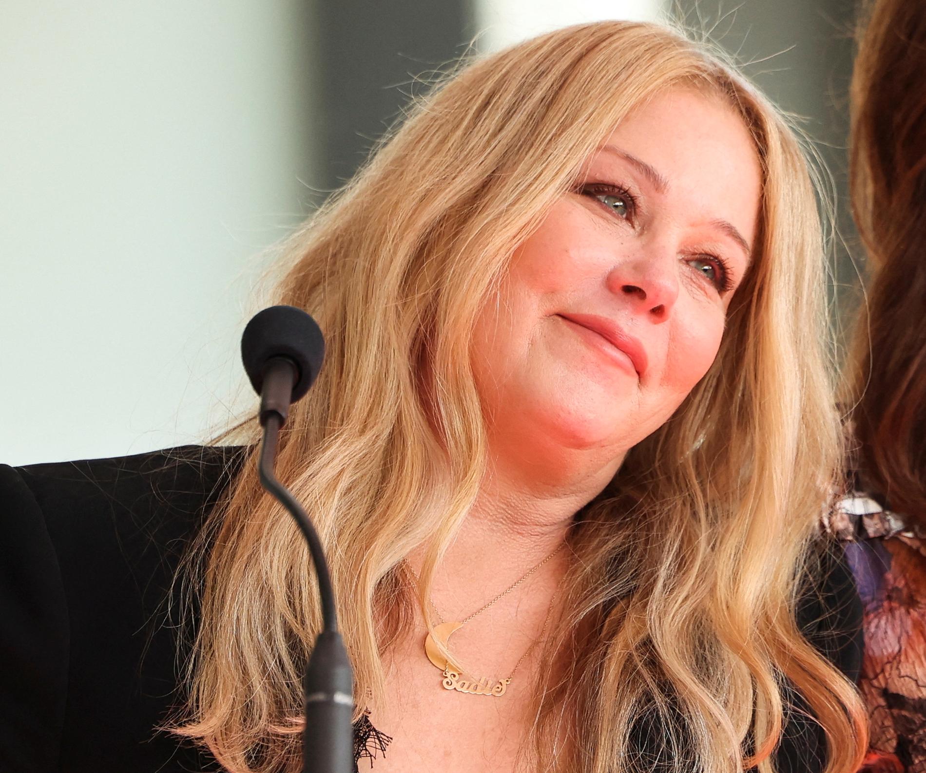 Christina Applegate, MS, on Internet trolls: – What’s wrong with people?