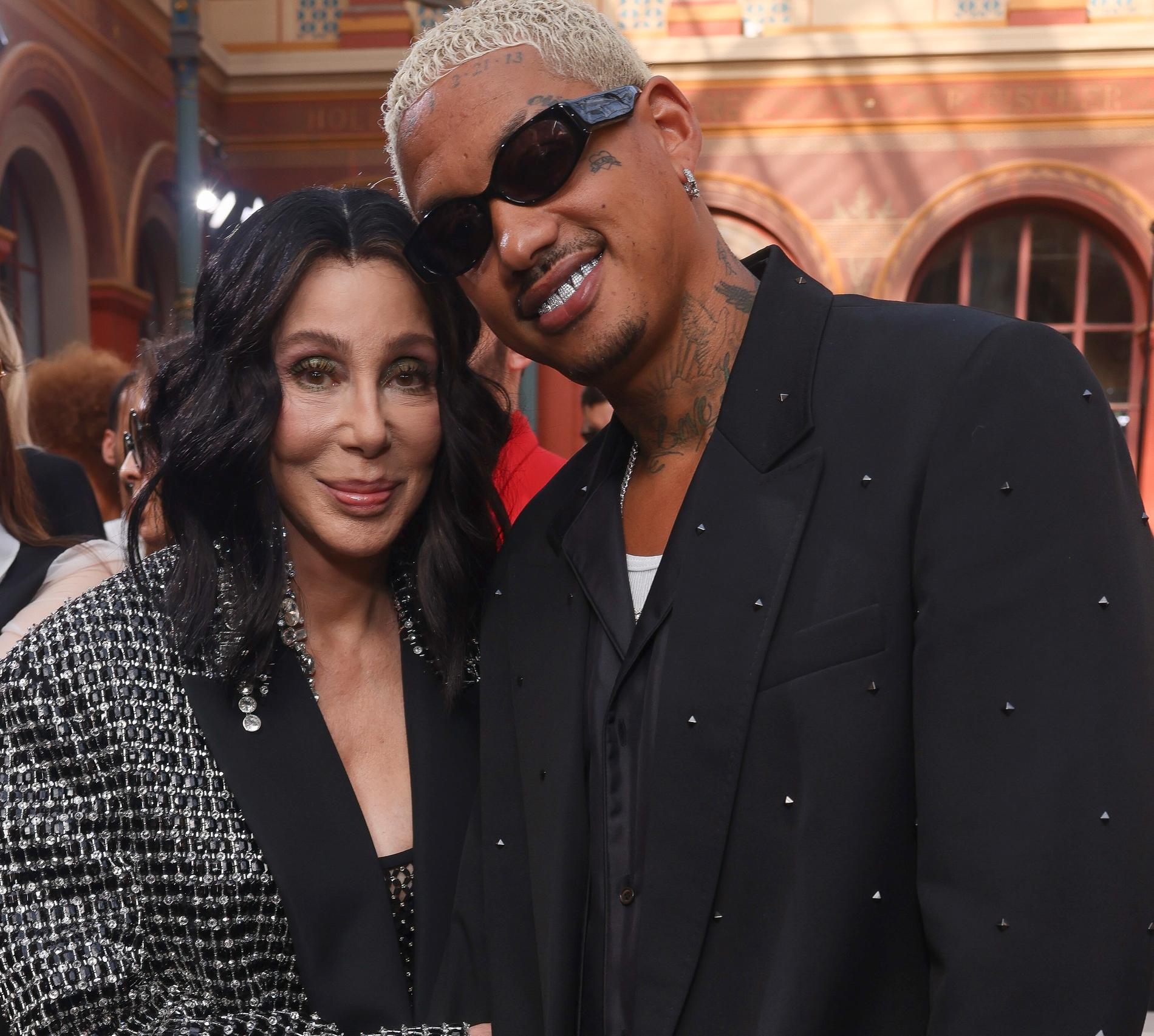Cher (77 anni) rivela come ha conosciuto il suo fidanzato Alexander Edwards (37 anni)