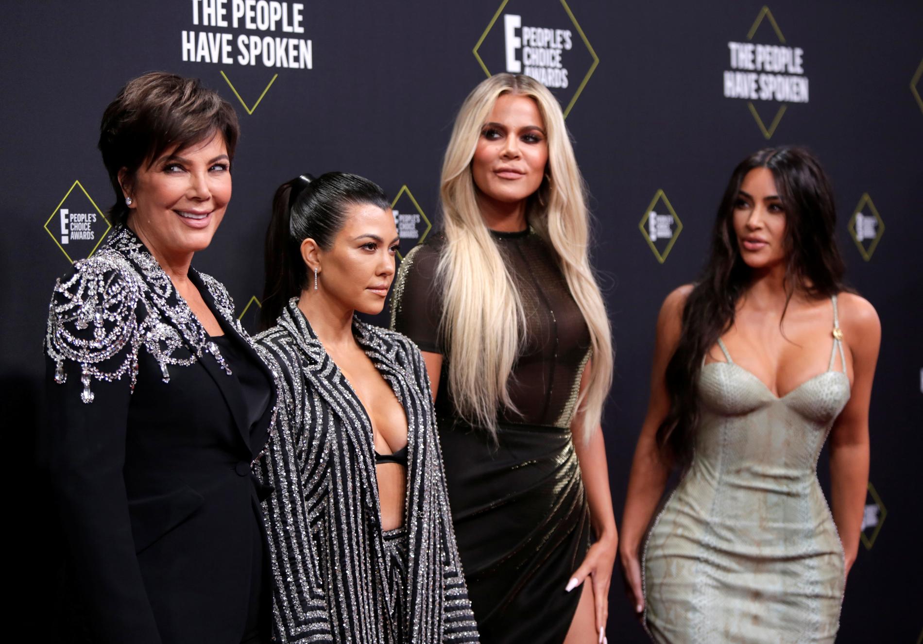 Ragazze Kardashian: (in precedenza) Chris Jenner (67 anni) con le sue tre figlie più grandi, Courtney (44 anni), 39 anni, e Kim Kardashian (44 anni).  Riempito qui nell'autunno del 2019.