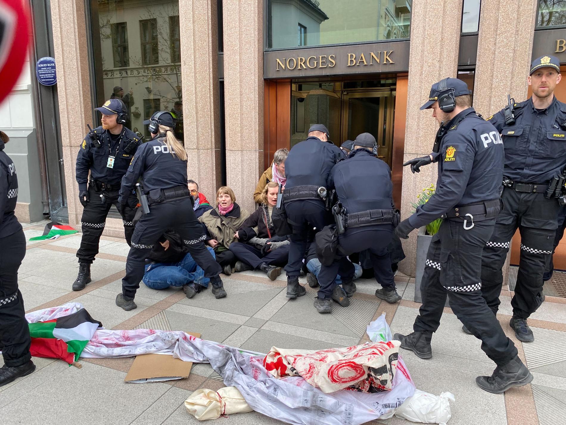 Politiet fjernet aktivister som sperret inngangene til Norges Bank