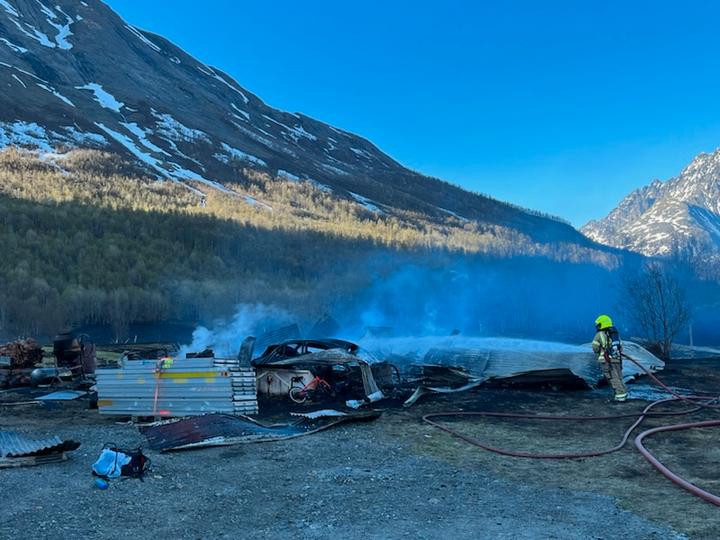 Har kontroll på bråtebrann i Troms: – Det er alltid en fare for oppbluss