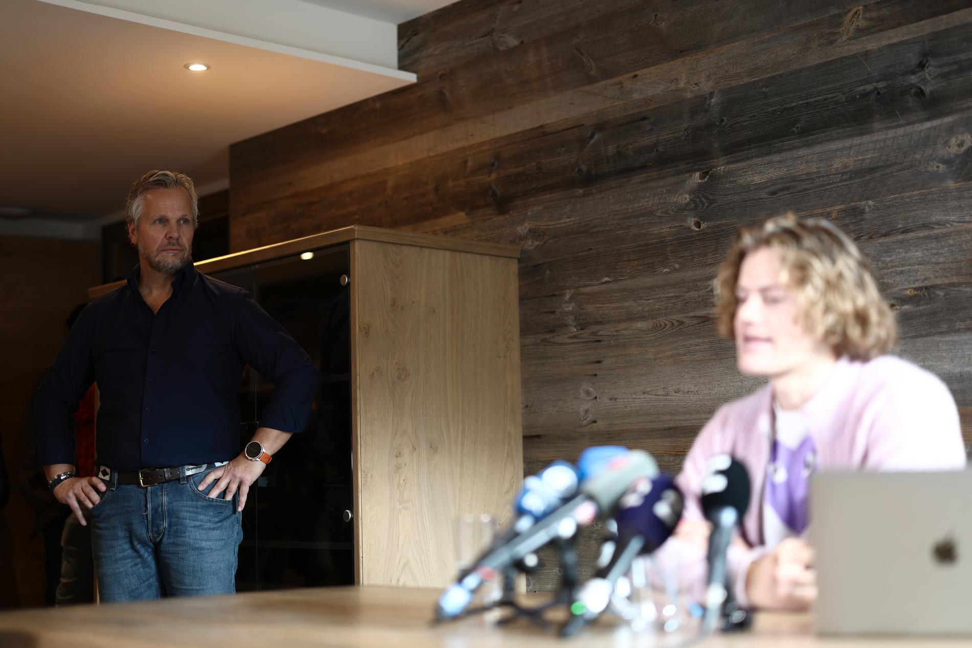 IN CHIUSURA: Papà Björn Bräthen segue suo figlio durante la conferenza stampa autunnale, dove Lukas Bräthen ha annunciato le sue dimissioni.