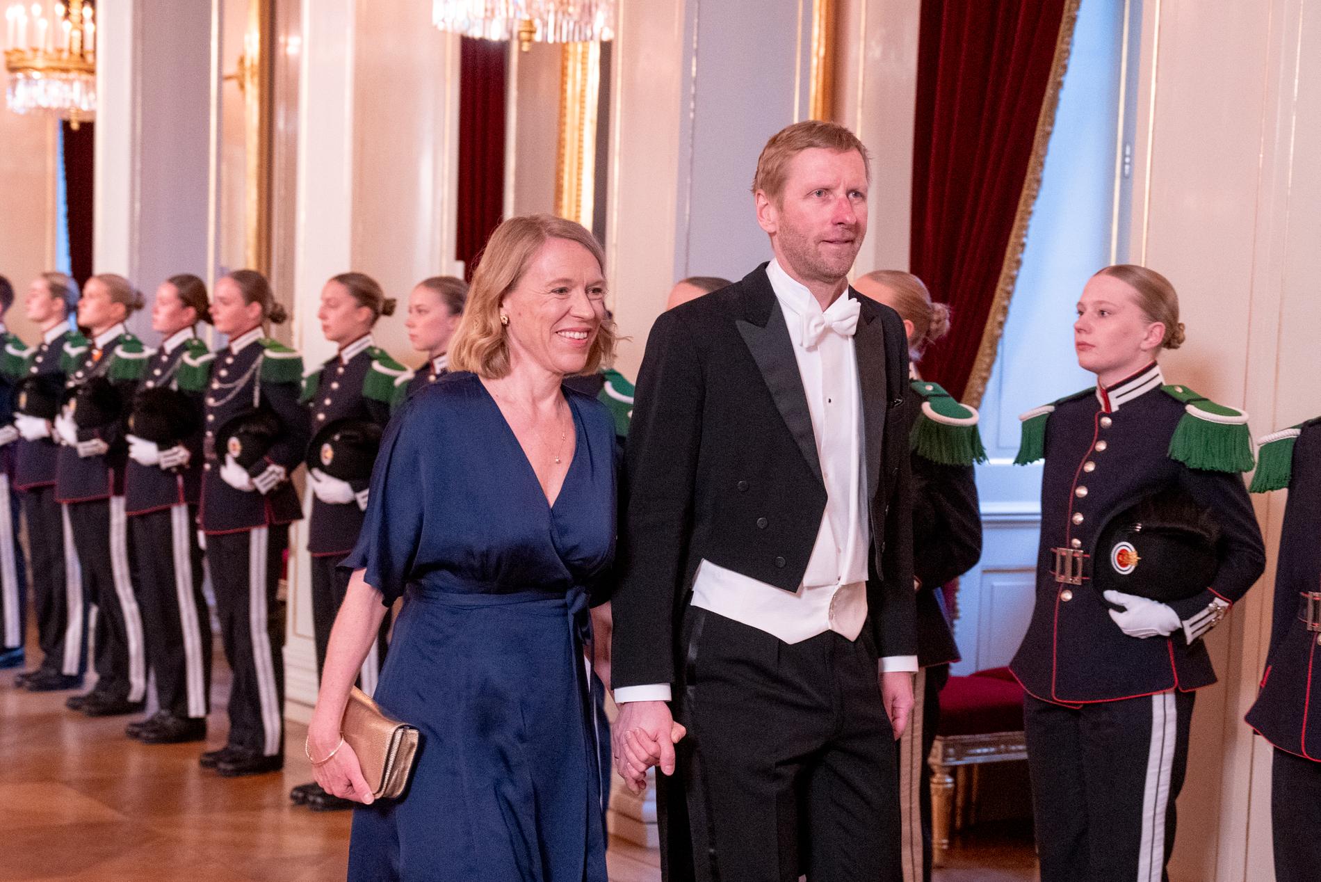 EKTEPAR: Utenriksminister Anniken Huitfeldt og ektemannen Ola Flem på vei til kongeparets gallamiddag under statsbesøk fra Italia i mai. 