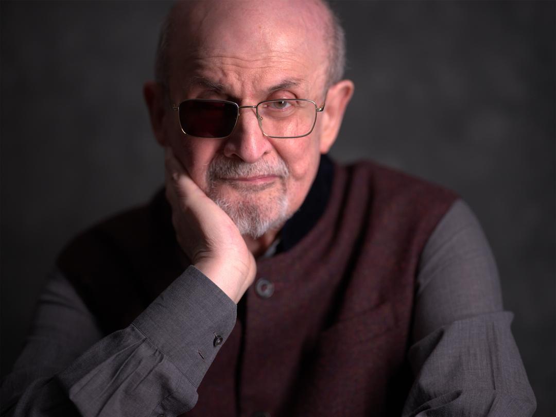 Salman Rushdie nel suo libro sull’attacco con il coltello: “E poi ho pensato: sto morendo”.