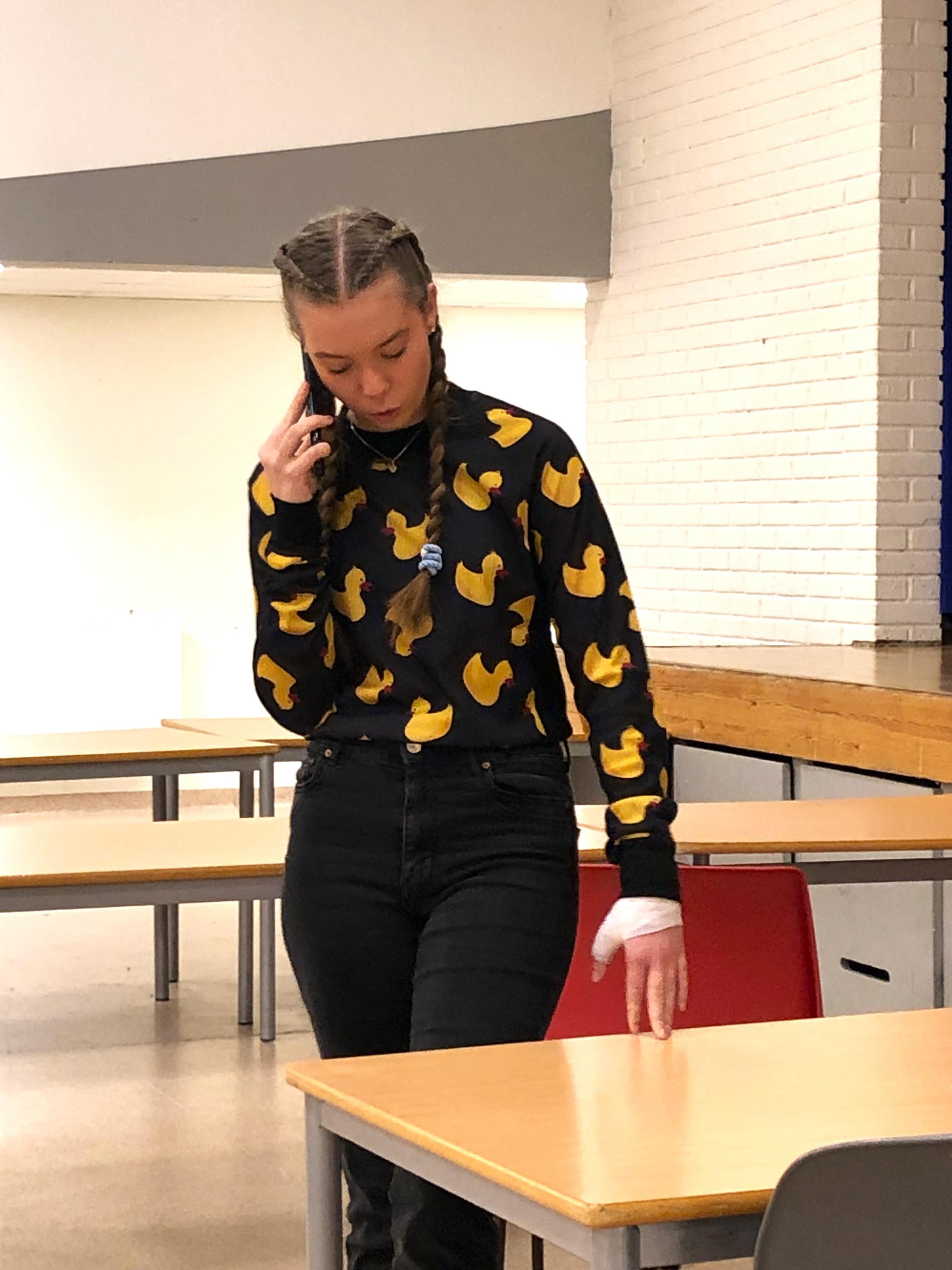 Board of Directors: It's not just about taking the phone out of the bag when mom has to send an important message.  Alexandra (15) will have her mobile phone in a few days – and can communicate outside the classroom.