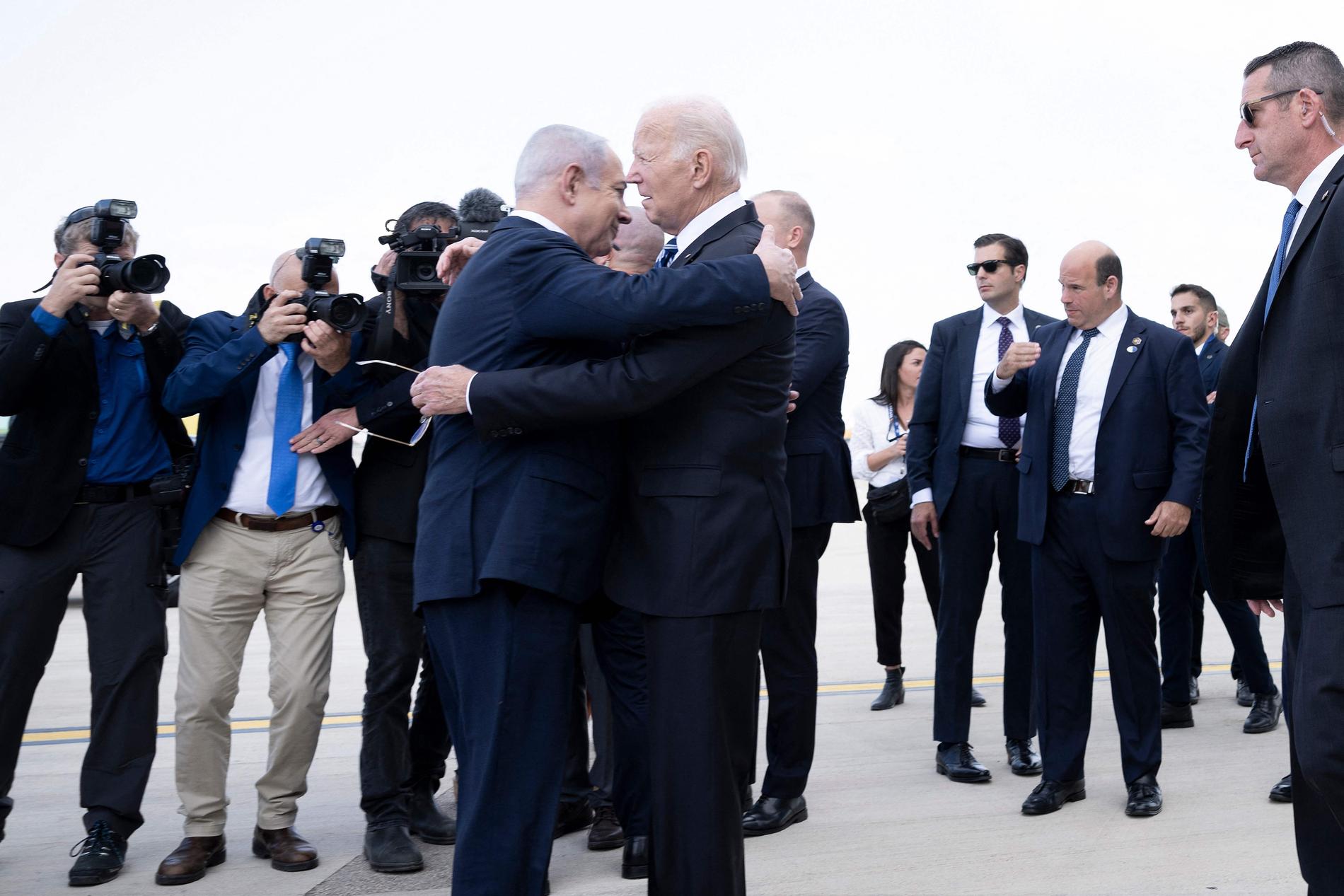 ALLIERTE: Israels statsminister Benjamin Netanyahu hilser Joe Biden med en klem på Tel Avivs Ben Gurion flyplass 18. oktober. 