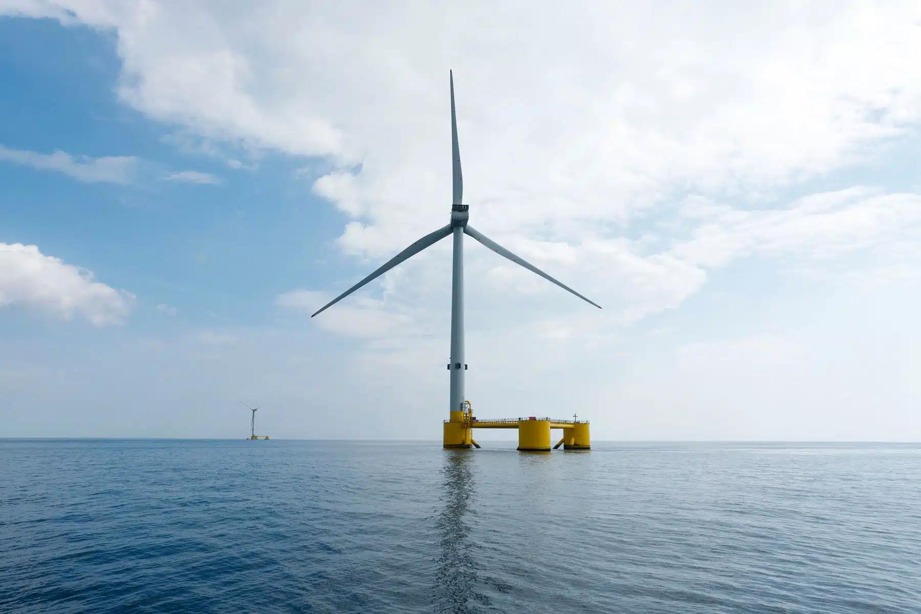 Statlige Eksfin gir nå sine første garantier knyttet til flytende havvind, etter å ha gitt opp mot 40 milliarder i lån og garantier knyttet til bunnfast teknologi. Flotation Energy og Vårgrønn har planer om å bygge ut to storskala flytende havvindanlegg i Skottland.