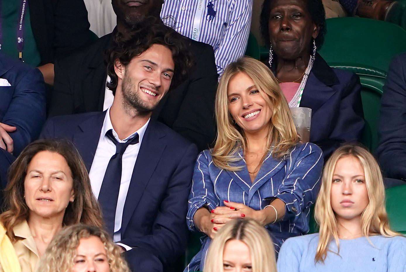 Nonostante la differenza di età: la coppia di attori Sienna Miller (41) e Olly Green (27) è stata fotografata durante il torneo di tennis a Wimbledon nel luglio 2023.