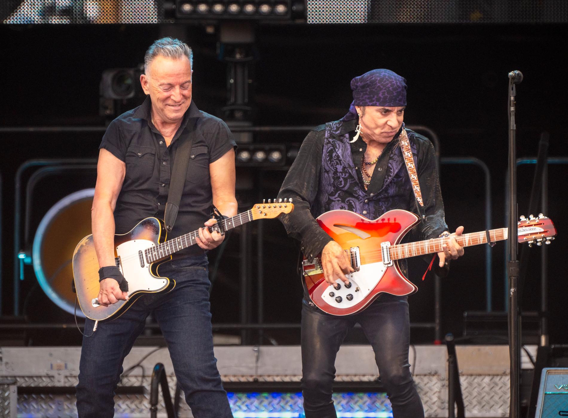 Real: No, that's not a broiler.  Many people witnessed Broiler tickets when the pre-sale for a Bruce Springsteen concert in Bergen was posted.  Little Stephen is on the right.