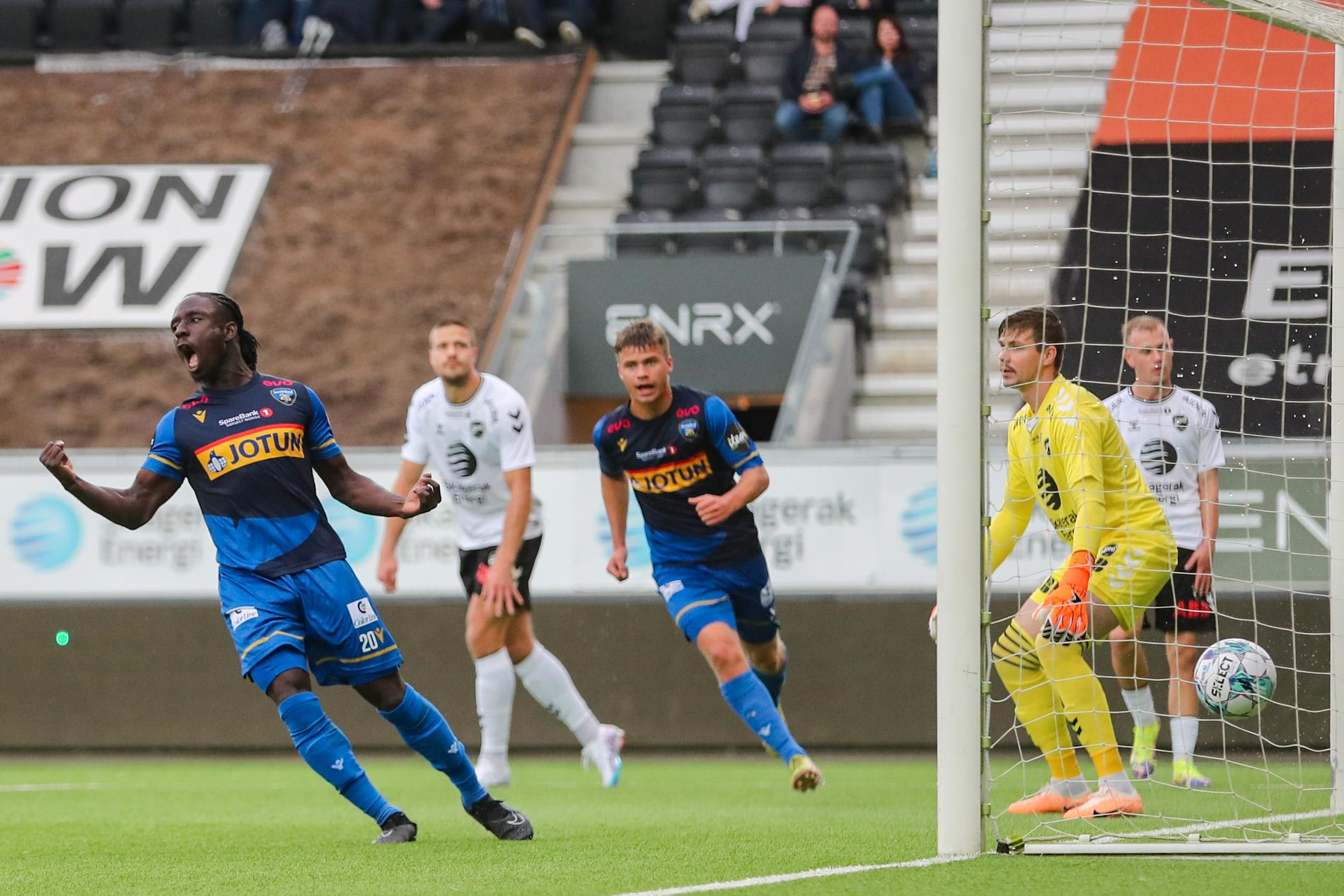 Double win: Sandefjord's Franklin Nineto celebrated after giving Sandefjord the lead against Per Kristian Bråtveit and Odd.  Bråtveit conceded another goal before half-time and it was 2-2 when he had to leave.  The home team won 3-2.  Photo: Trond R.  Teigen/NTB