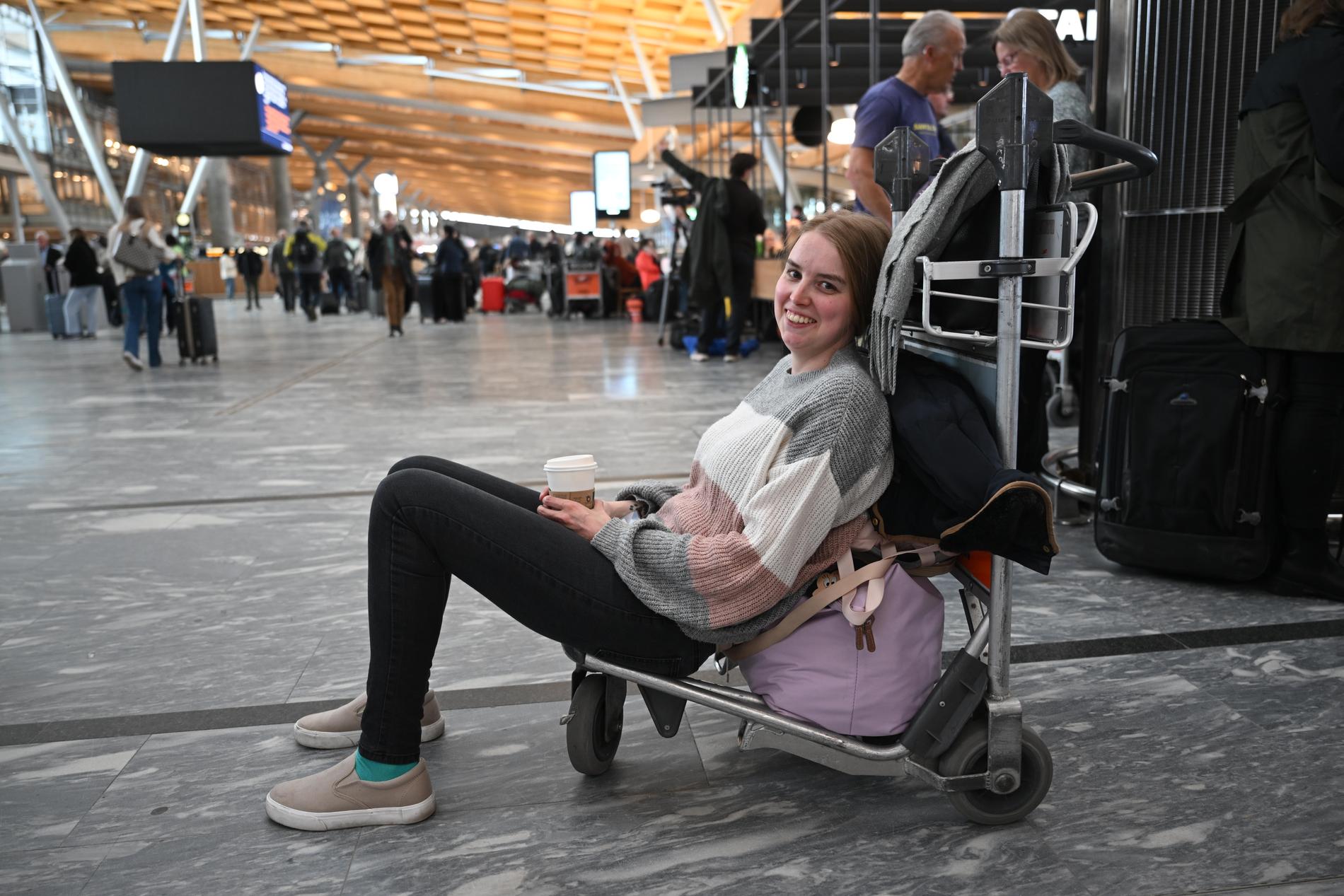 VENTER: Kathrine Ilebakke venter på flyet sitt til Sveits. 