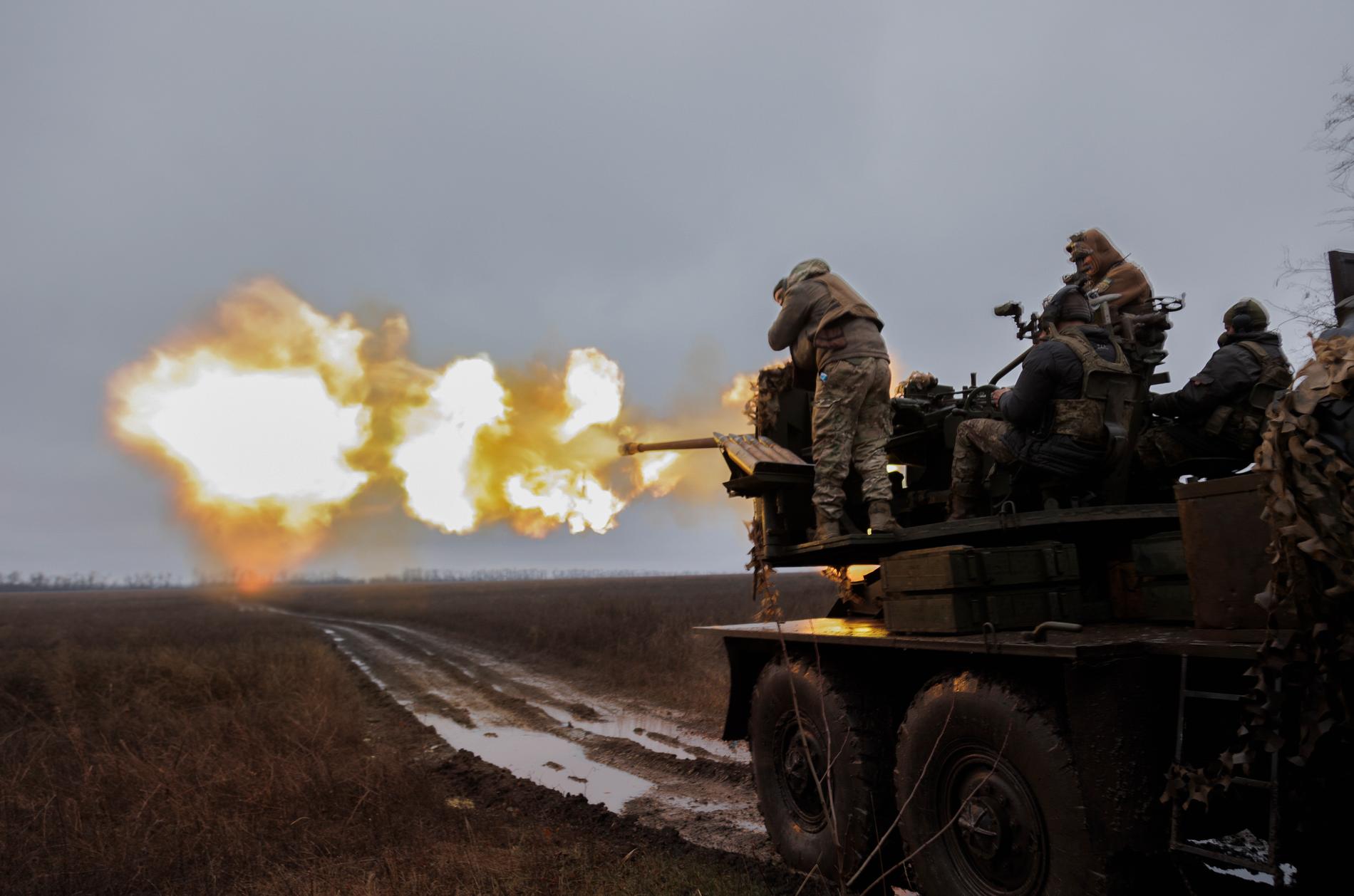 Lunedì i soldati ucraini sparano con l'artiglieria antiaerea dalla loro posizione sul fronte nella regione di Zaporizhya.