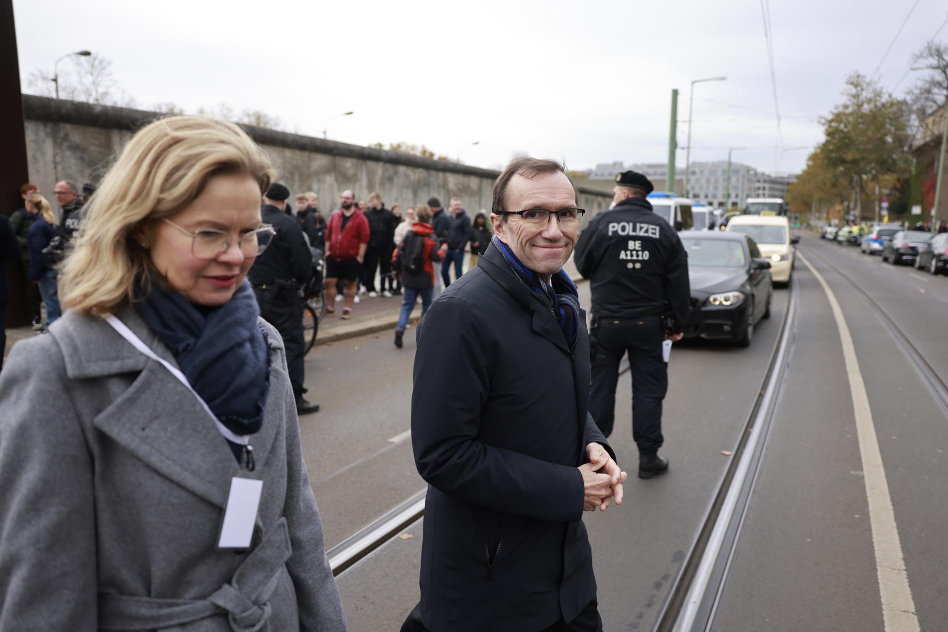 BERLIN SIGN: Foreign Minister Espen Barth Eide walked along the ruins of the Berlin Wall on Thursday. 