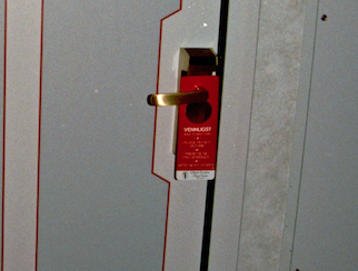 DO NOT DISTURB: For the final two days the “Do not disturb” sign hung on the door of Room 2805. Photo: POLICE.