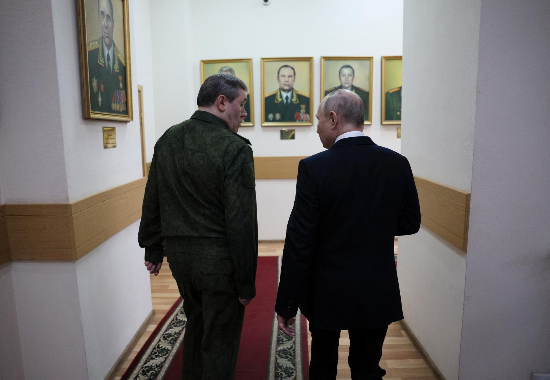 Giovedì Vladimir Putin ha visitato il quartier generale militare nella città di Rostov, nel sud della Russia.  Qui è lo stesso ministro della Difesa, il generale Valery Gerasimov.