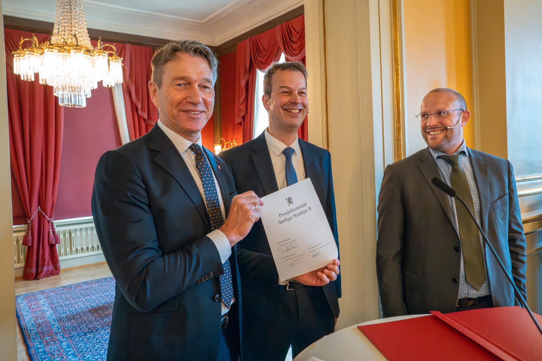 Energiminister Terje Aasland (Ap) sammen med Peter van der Poel, administrerende direktør i Ingka (i midten) og Francois van Leeuw (t.h.), konsernsjef i Parkwind,