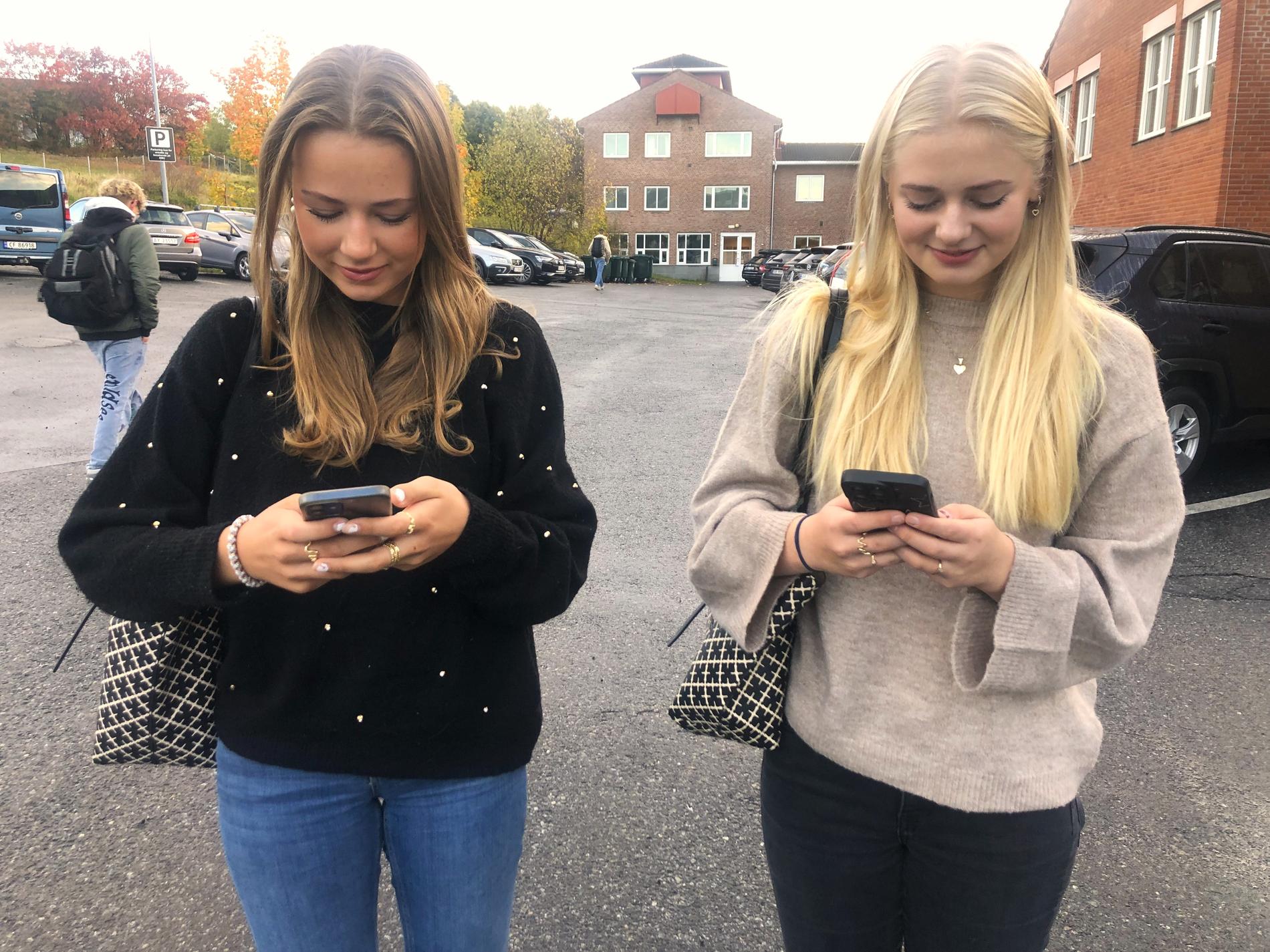 IL CELLULARE NELLA SCUOLA: Mina Sandum (15) (a destra) controlla il suo cellulare prima dell'inizio della scuola mercoledì mattina.  A sinistra: Justyna Nocula (15 anni) - anche lei al decimo anno.