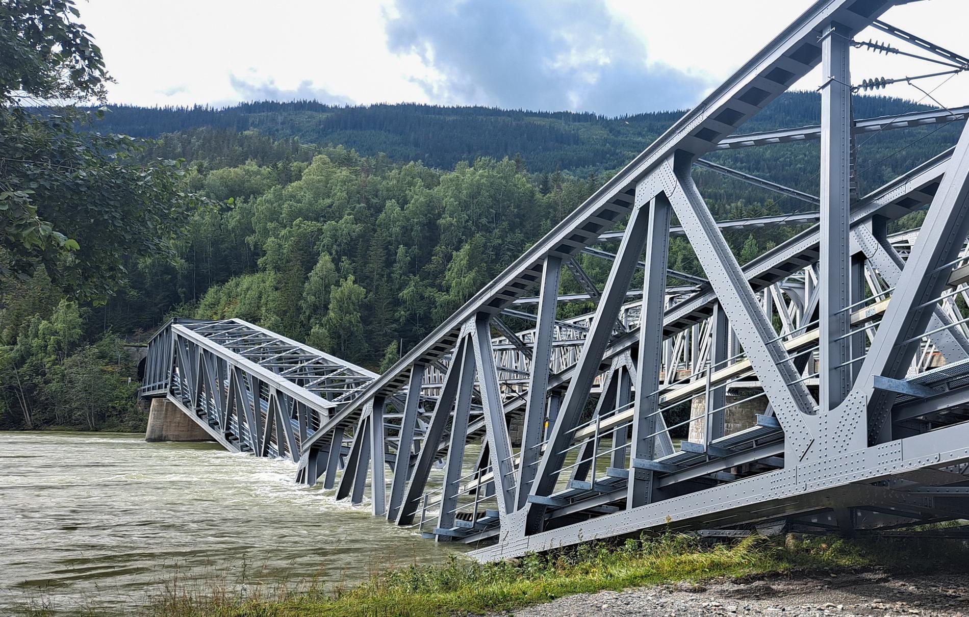 Jernbanebroen over Gudbrandsdalslågen i Ringebu ble i august ødelagt etter ekstremværet Hans. 