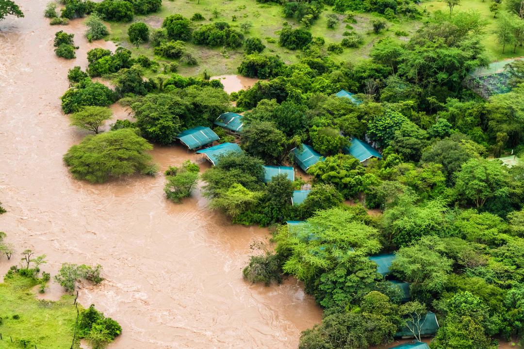 Circa 100 turisti sopravvivono alle inondazioni nella riserva del Kenya