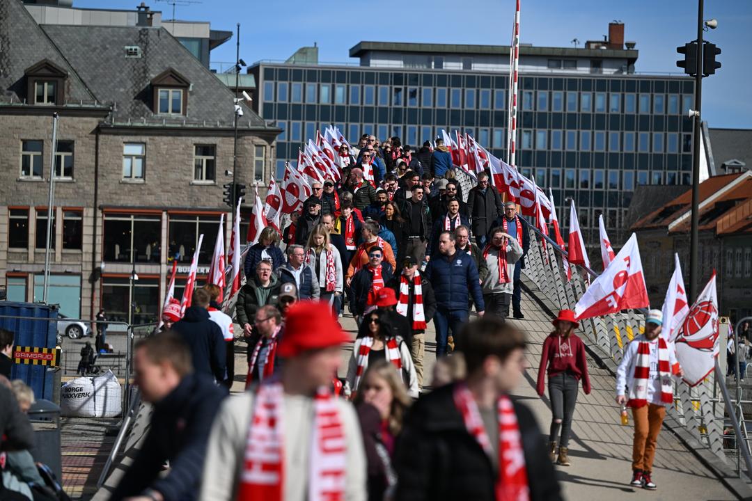 Naboene møtes endelig igjen på nivå én: – Folk er desperate etter billetter