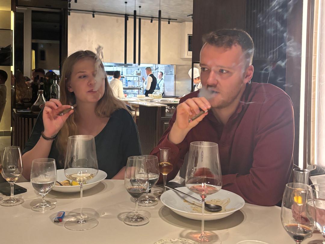 Her røyker alle inne