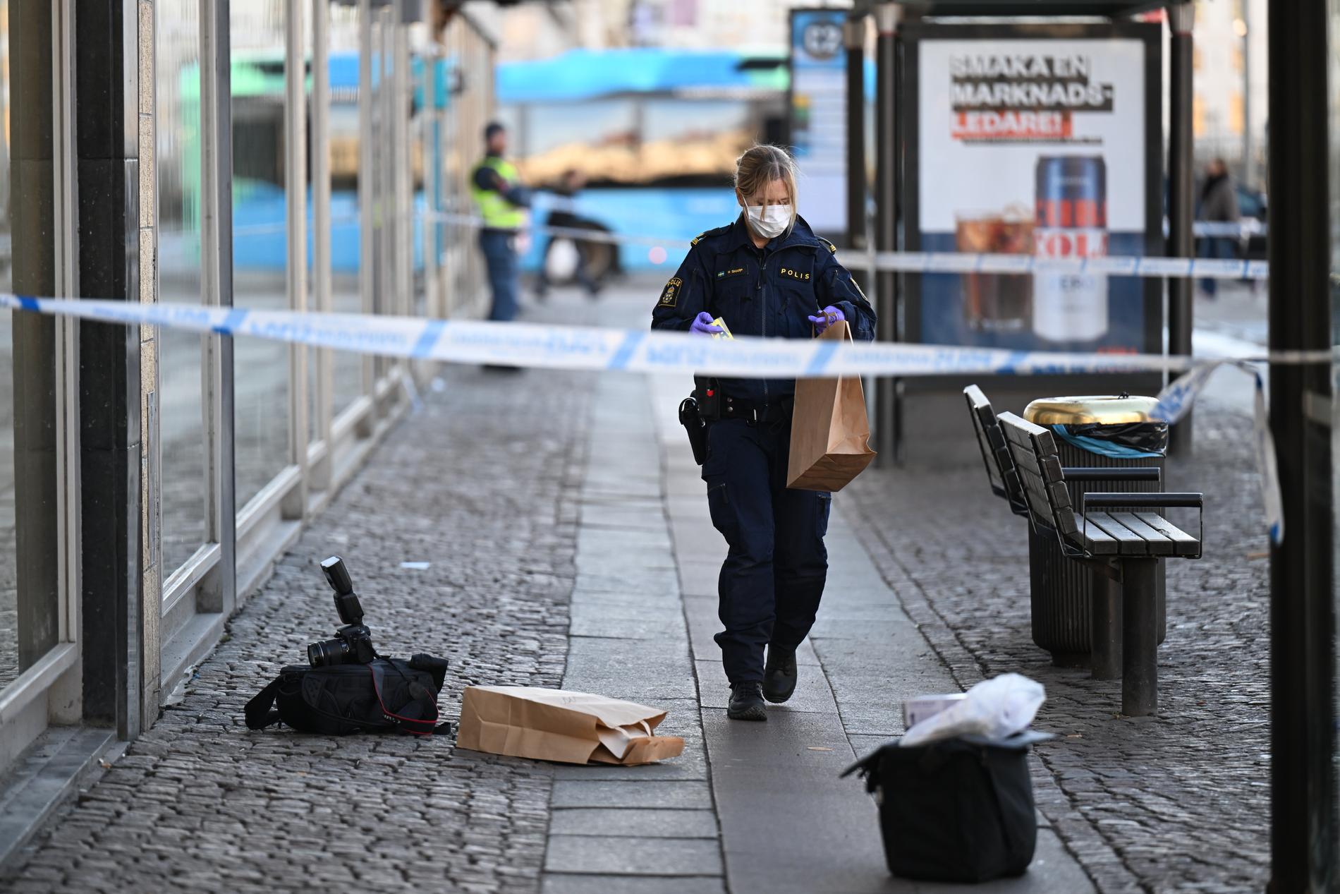 A girl is seriously injured after being stabbed on an open street in Gothenburg