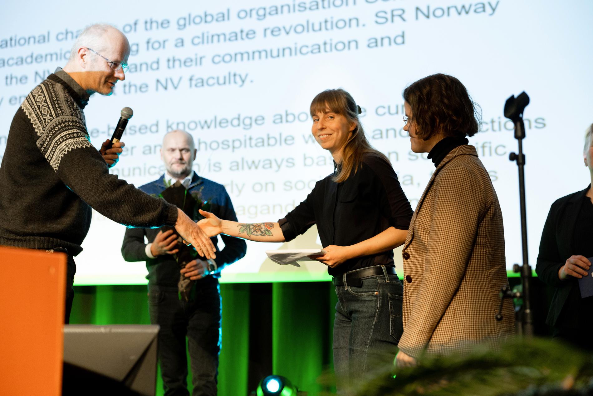 Kristiina Visakorpi (centre) and Angeline Bruls receive the award from Øyvind Gregersen, Dean of the Faculty of Natural Sciences. 