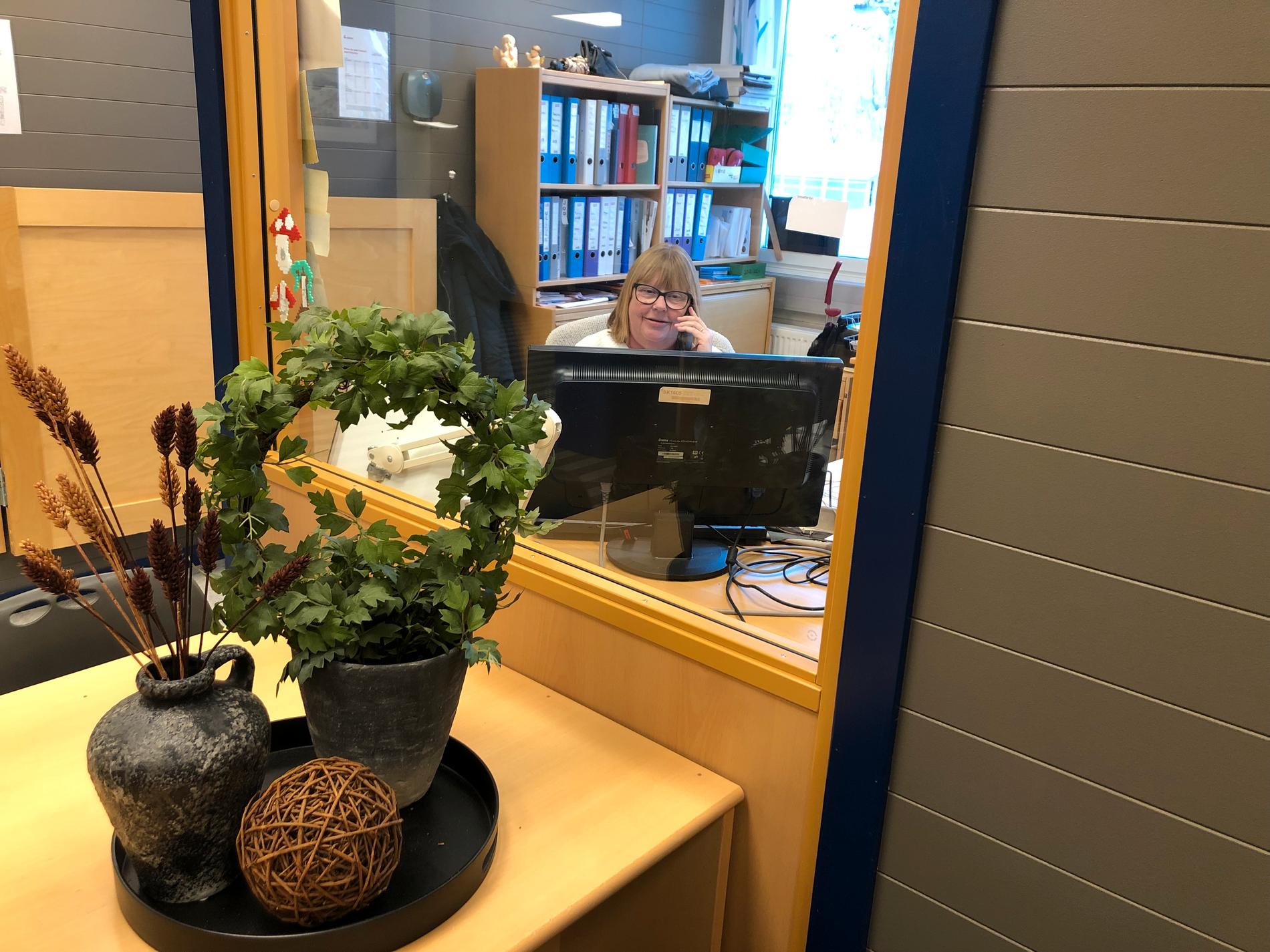 Office-Birgitte: Secretary and school receptionist Birgitte Johnsen (57 years old) is happy to have a phone call or seven with parents wondering how things are going.
