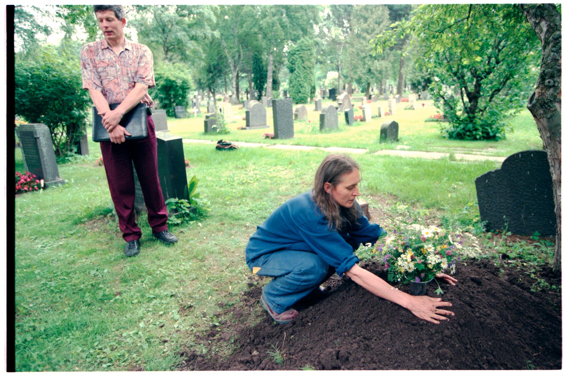 1996: Investigator Tom Storm Olsen followed the Plaza woman to the grave. Brit Gulbjørnrud, who worked at the cemetery, thought it was sad to see the empty grave and picked some wildflowers. Photo: ESPEN EGIL HANSEN, VG.