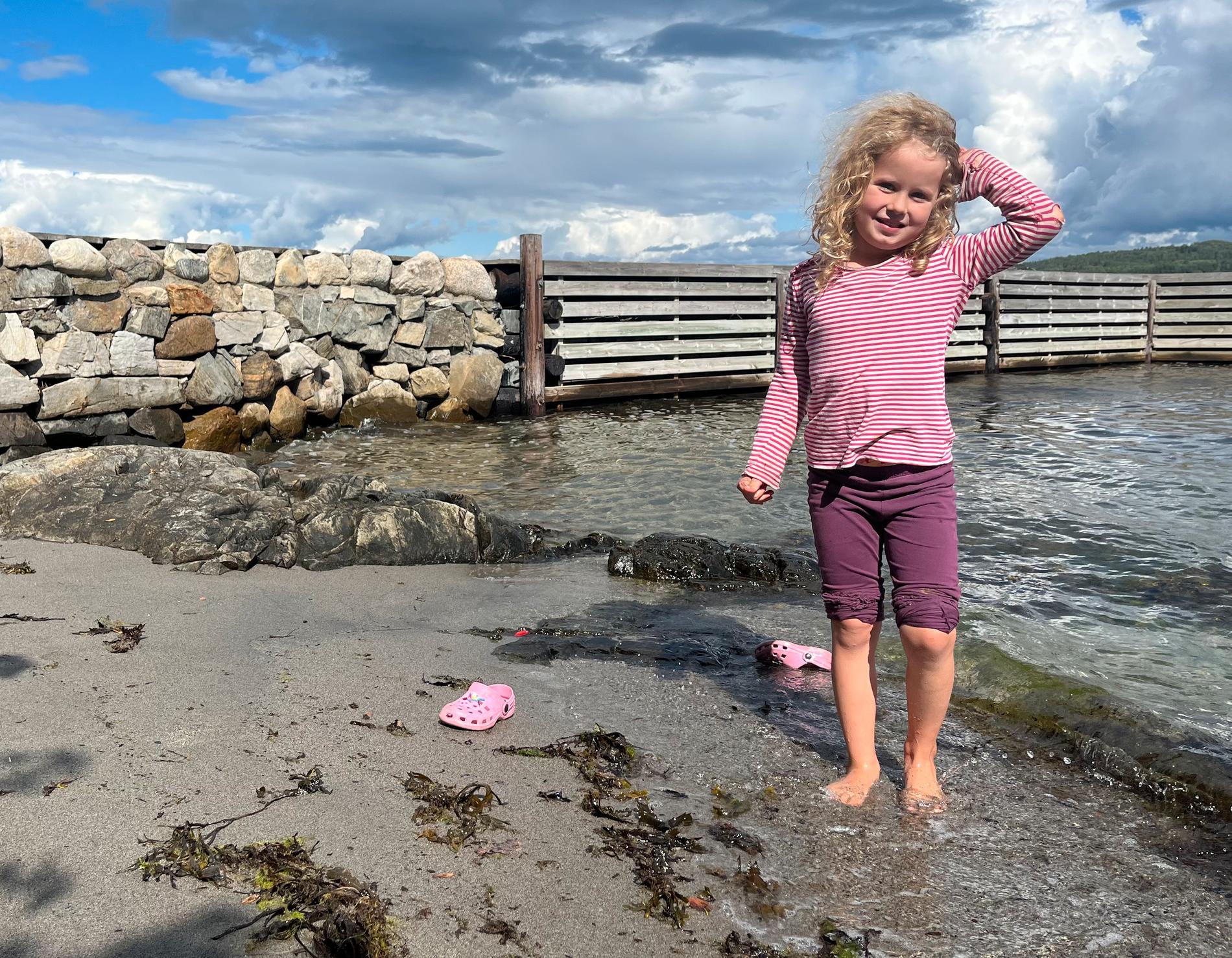 Marie (5) lost her bathing shoe at grandmother’s house: found it on the beach at grandmother’s house – 2 km away