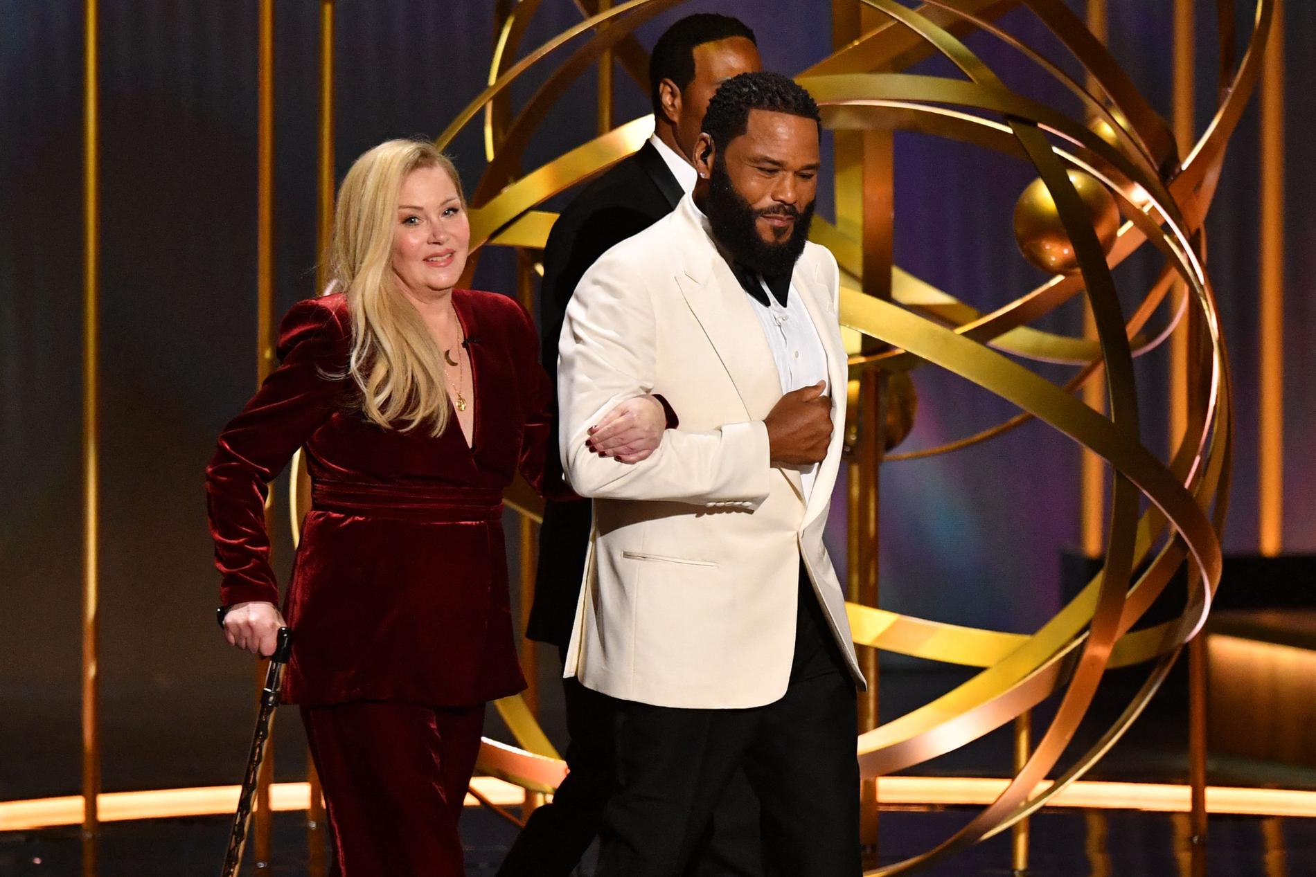 Emmy Awards: Christina Applegate è salita sul palco con in mano un bastone