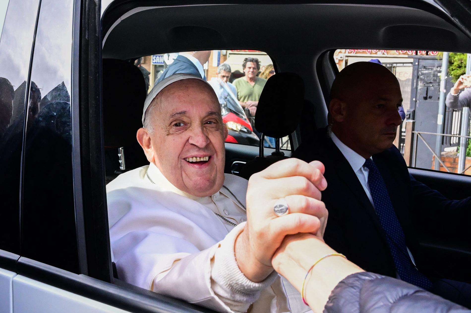 Ici, le pape François sort de l’hôpital