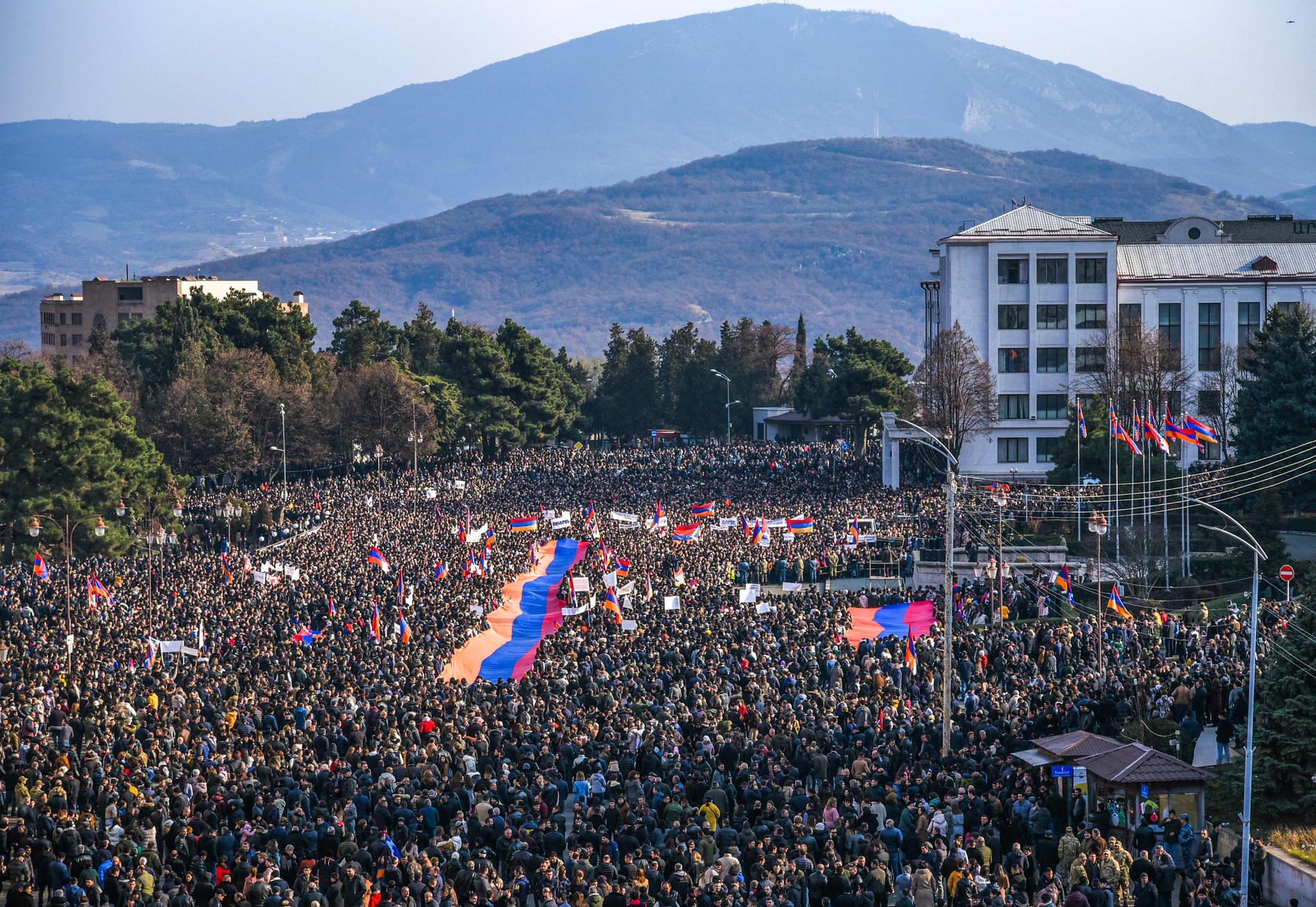 Proteste: nel dicembre 2022, una gigantesca bandiera armena è stata issata a Stepanakert, in segno di protesta contro la guerra dell'Azerbaigian nella regione.