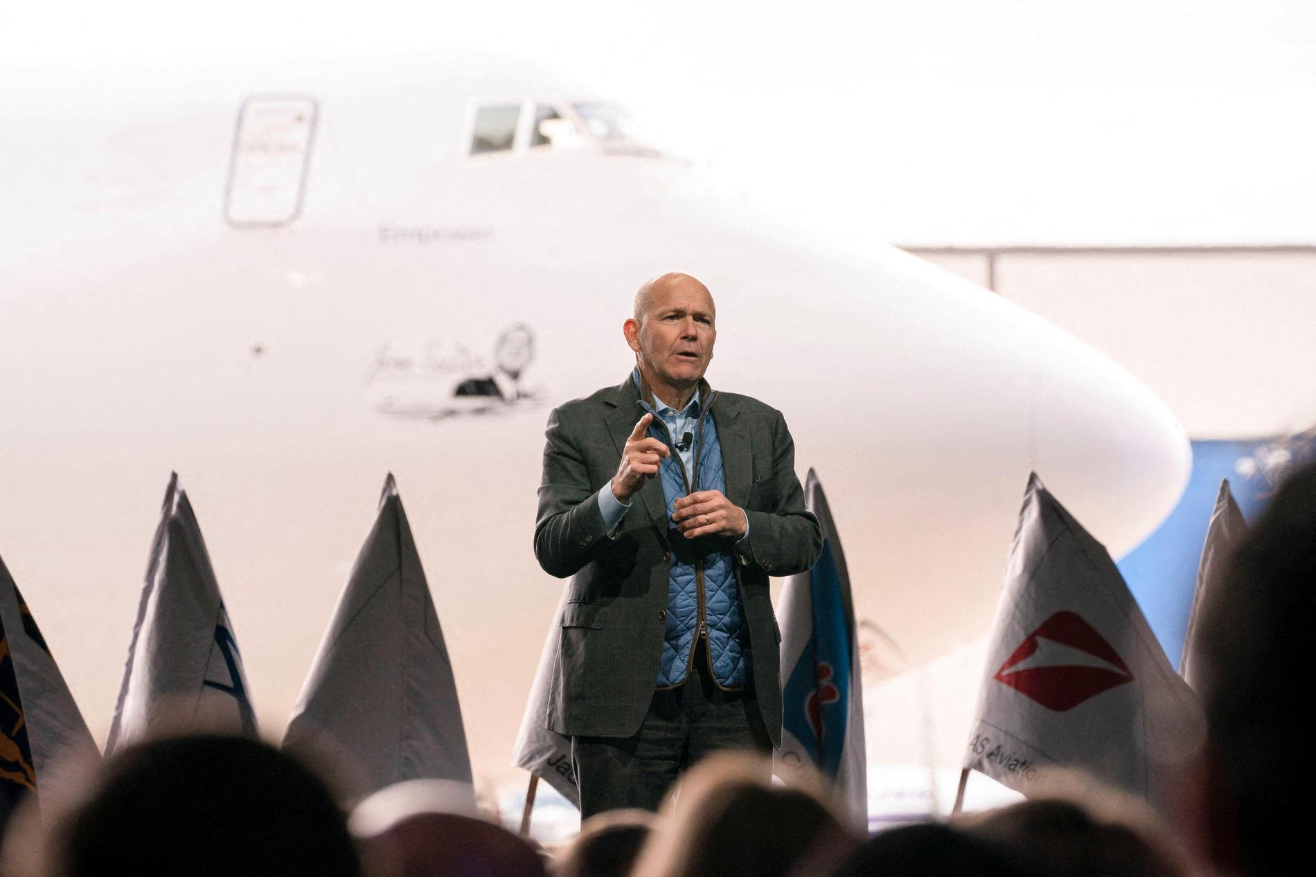 Toppsjef Dave Calhoun i Boeing fotografert på flyprodusentens fabrikk i 2023, underleveringen av den siste jumbojetten.
