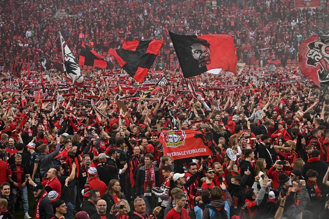 Le Bayer Leverkusen a remporté un titre de champion historique – les supporters ont pris d’assaut le terrain avant la fin du match