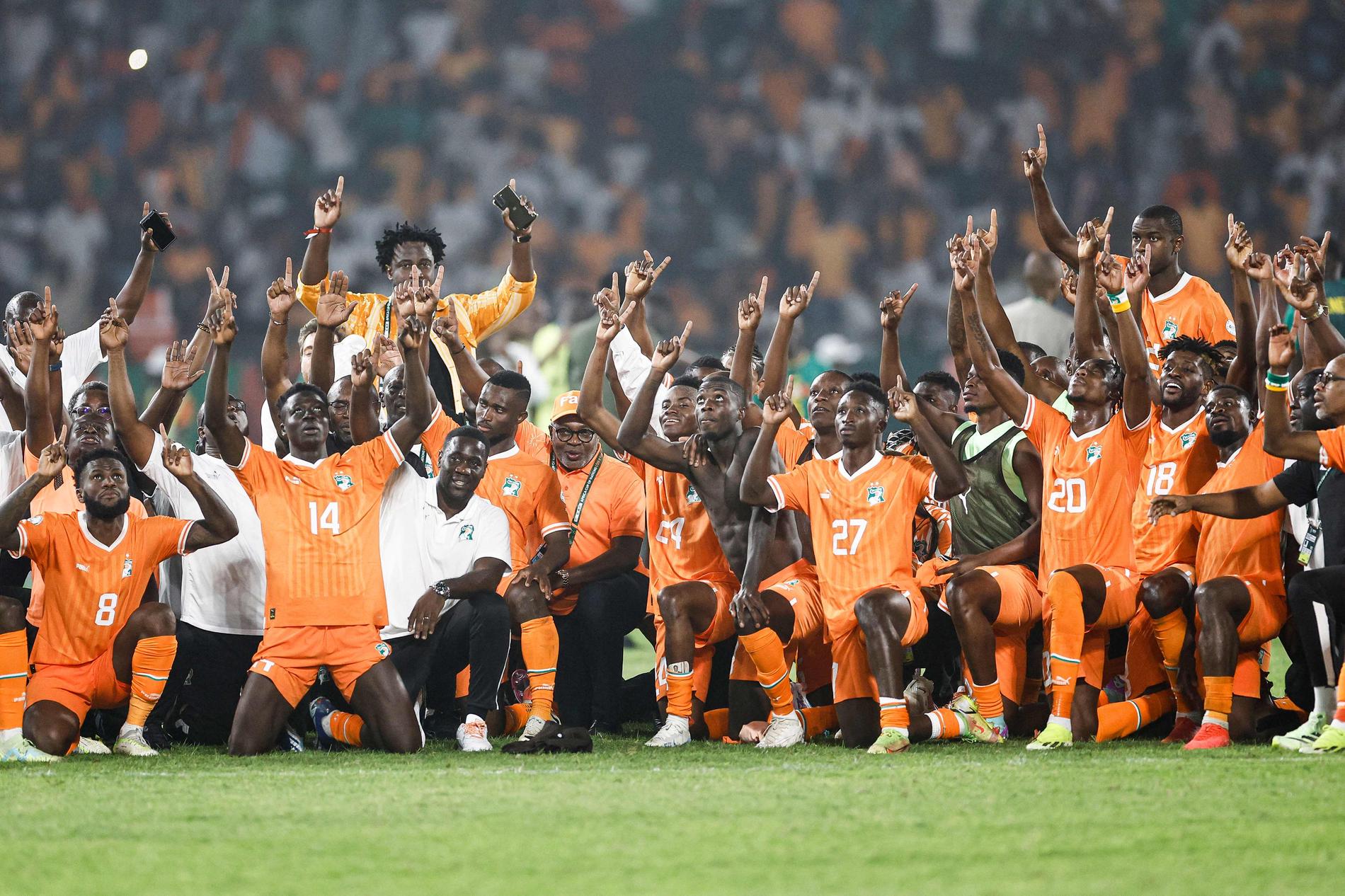 La Costa d'Avorio ha espulso l'allenatore e poi ha eliminato la favorita squadra senegalese.