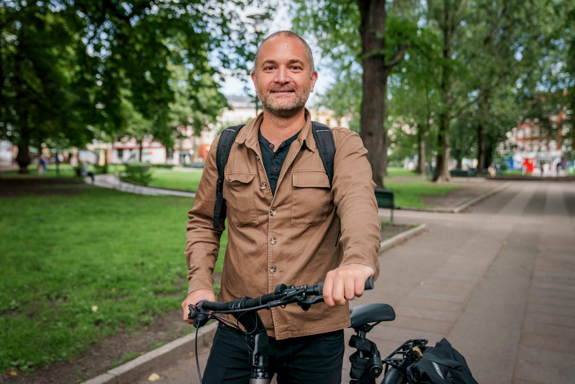 Arnt Arntsen sparer penger på å sykle i stedet for å ta kollektivt i hverdagen