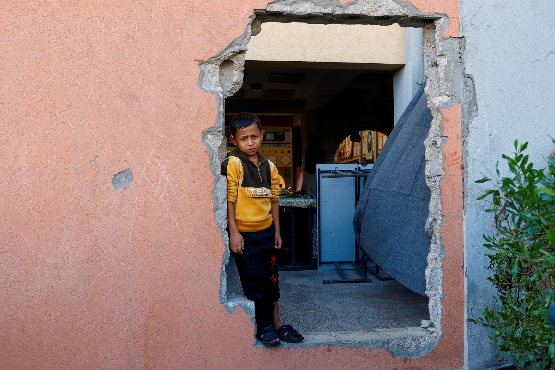 Fleeing civilians: A Palestinian boy looks through a hole in the wall of a school in Khan Yunis in the Gaza Strip.  Hospitals are overcrowded due to the war and the suffering of civilians is increasing every day.
